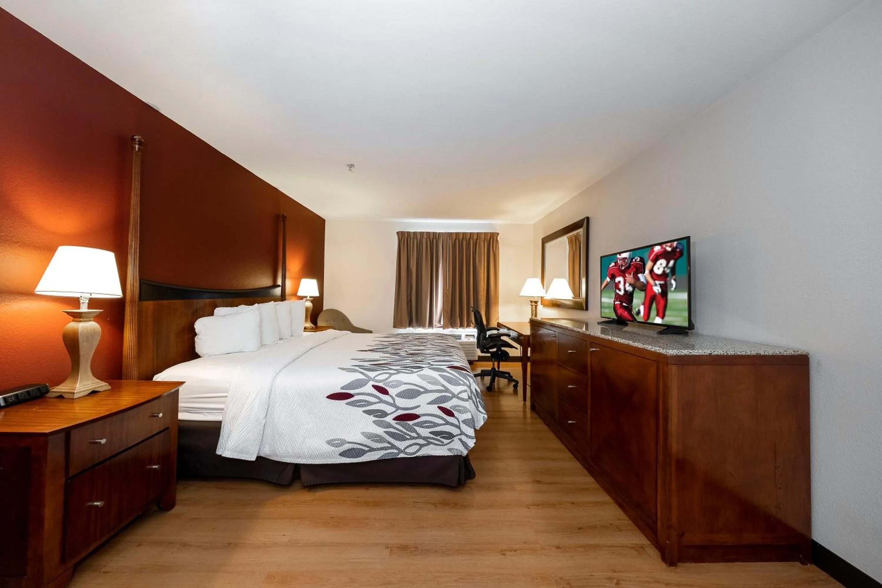 Photo of the whole room, Bed in Red Roof Inn & Suites Biloxi - Ocean Springs