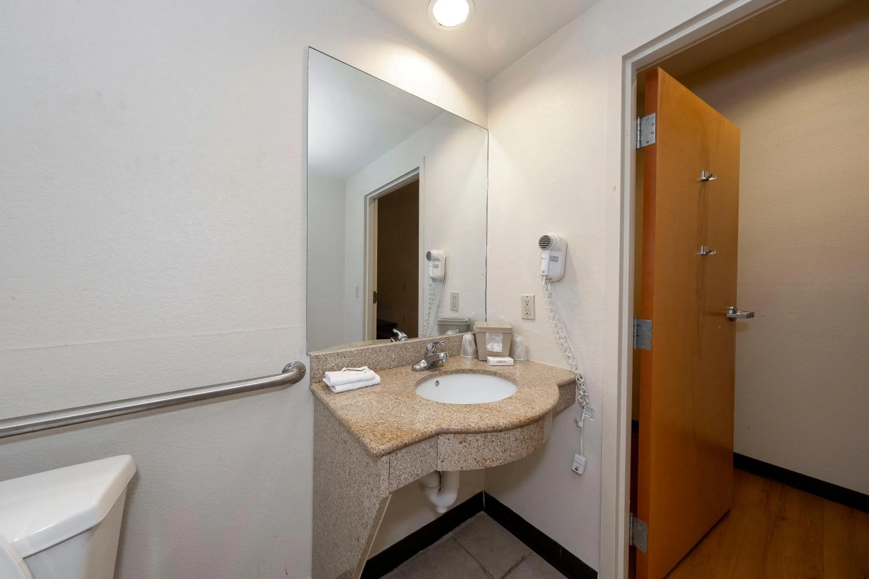 Bathroom in Red Roof Inn & Suites Biloxi - Ocean Springs