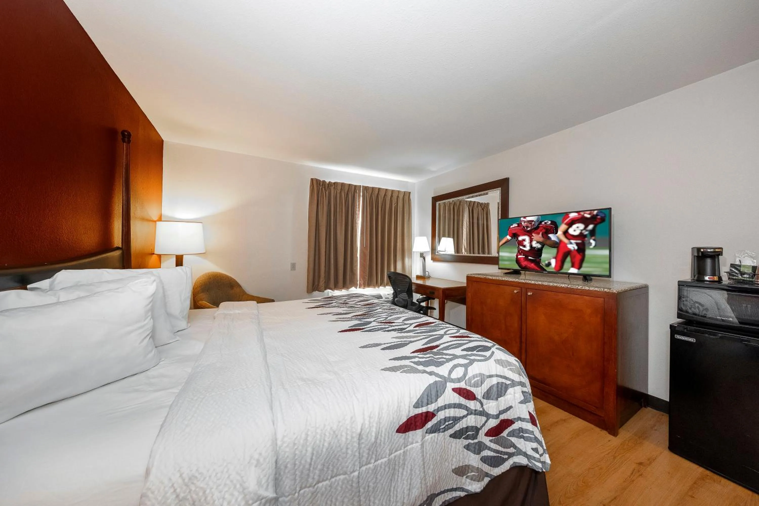 Photo of the whole room, Bed in Red Roof Inn & Suites Biloxi - Ocean Springs