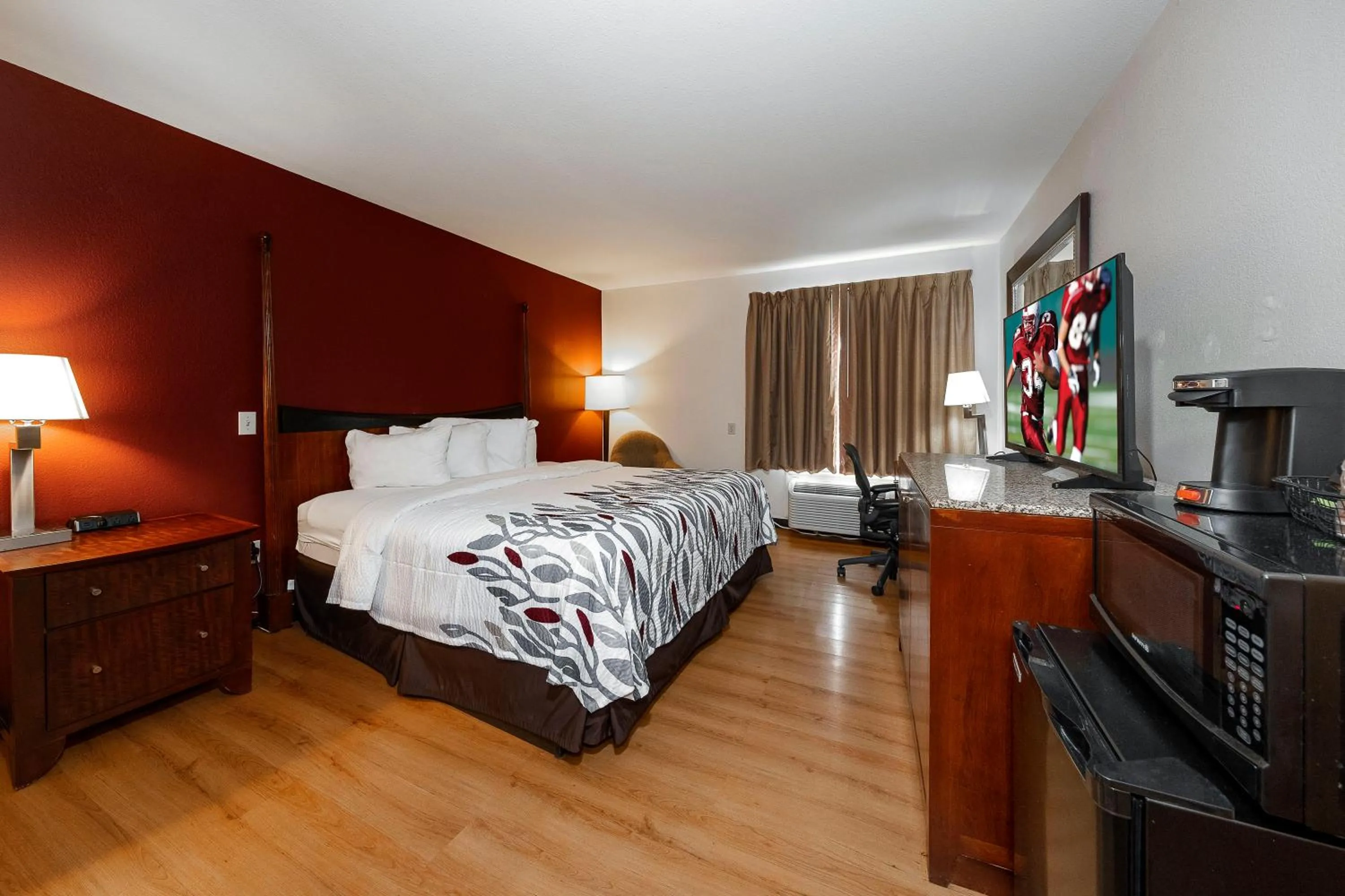 Photo of the whole room, Bed in Red Roof Inn & Suites Biloxi - Ocean Springs