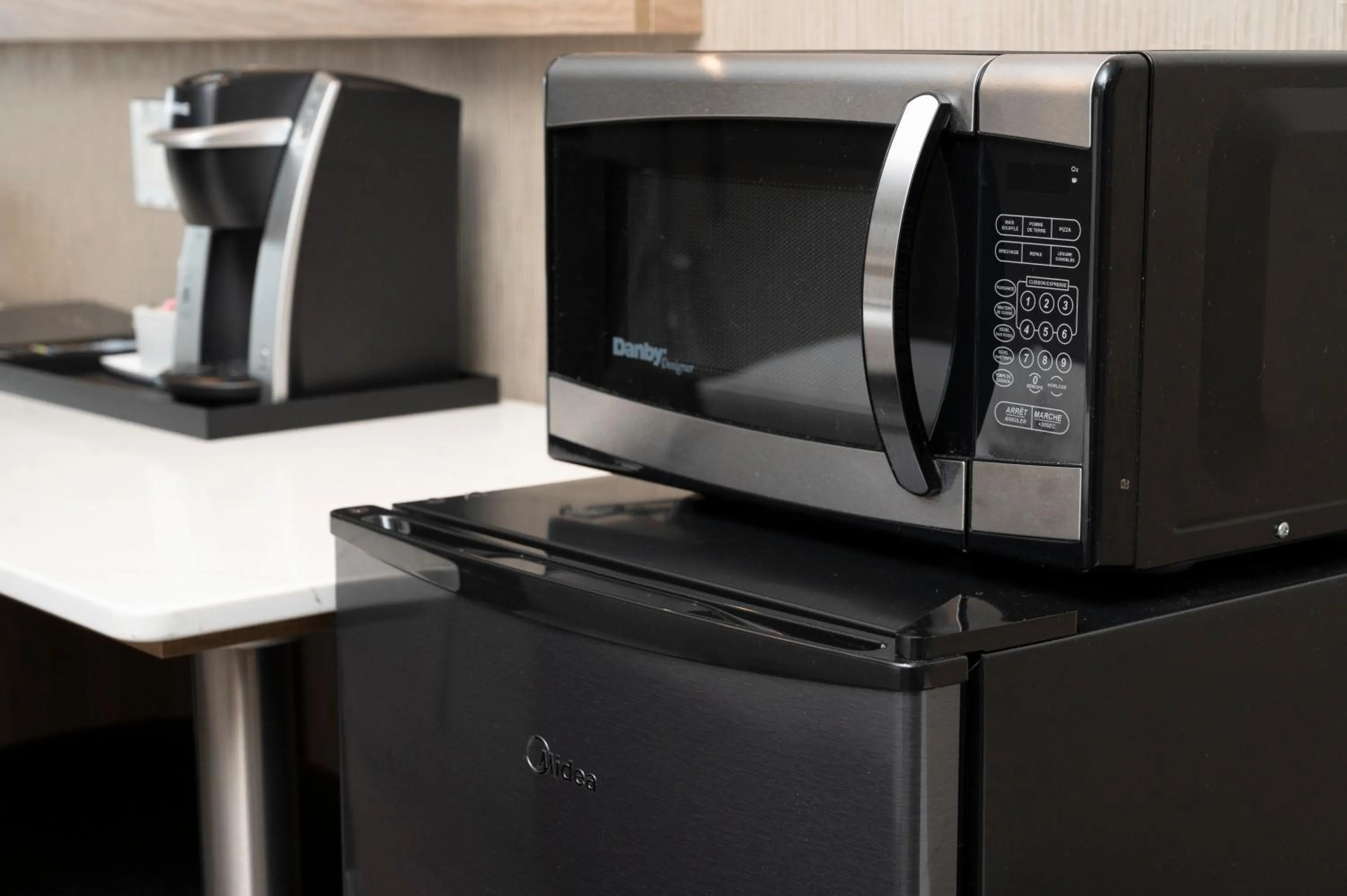 microwave in Hôtel & Suites Le Dauphin Québec
