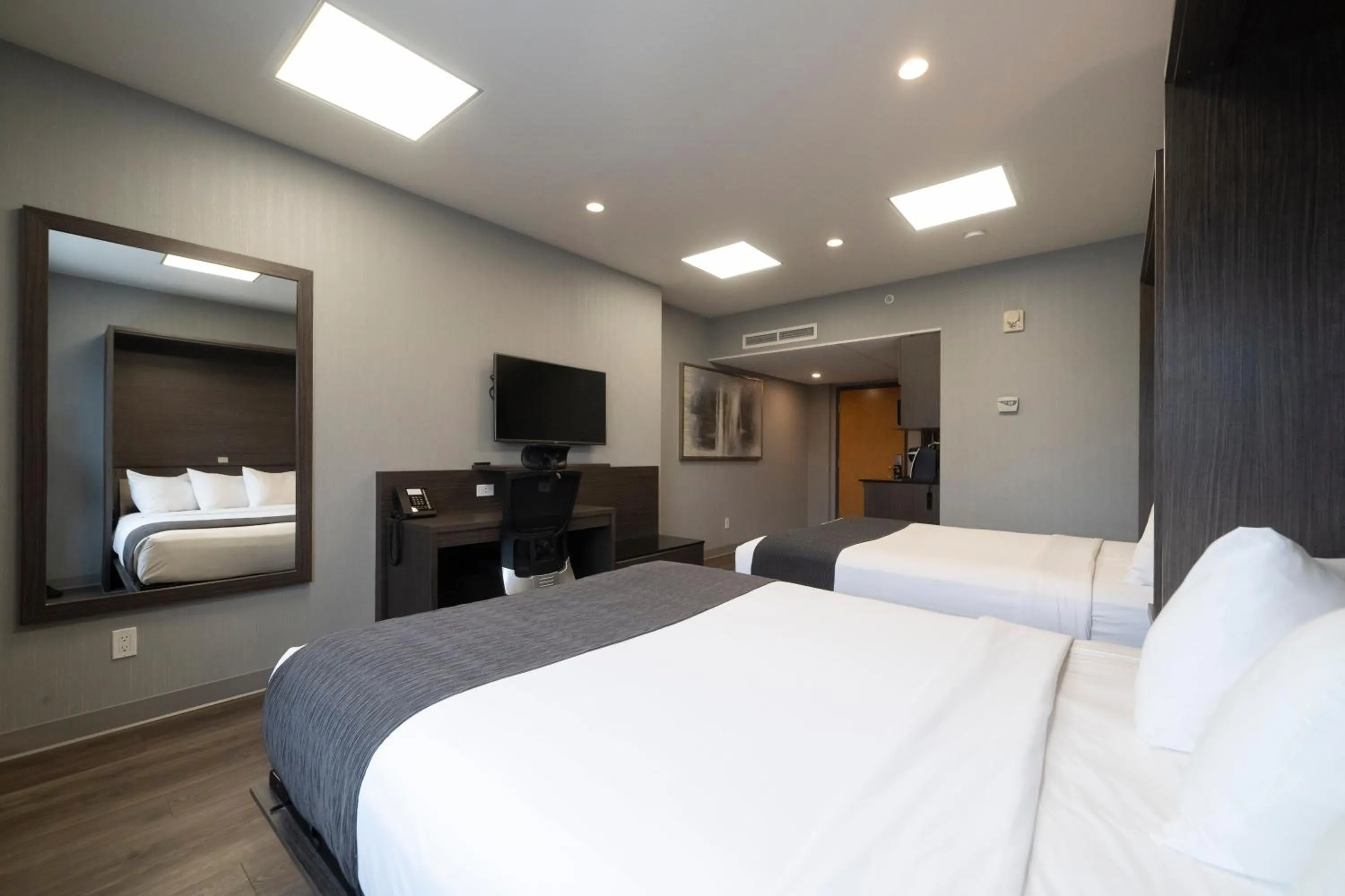 Bed in Hôtel & Suites Le Dauphin Québec