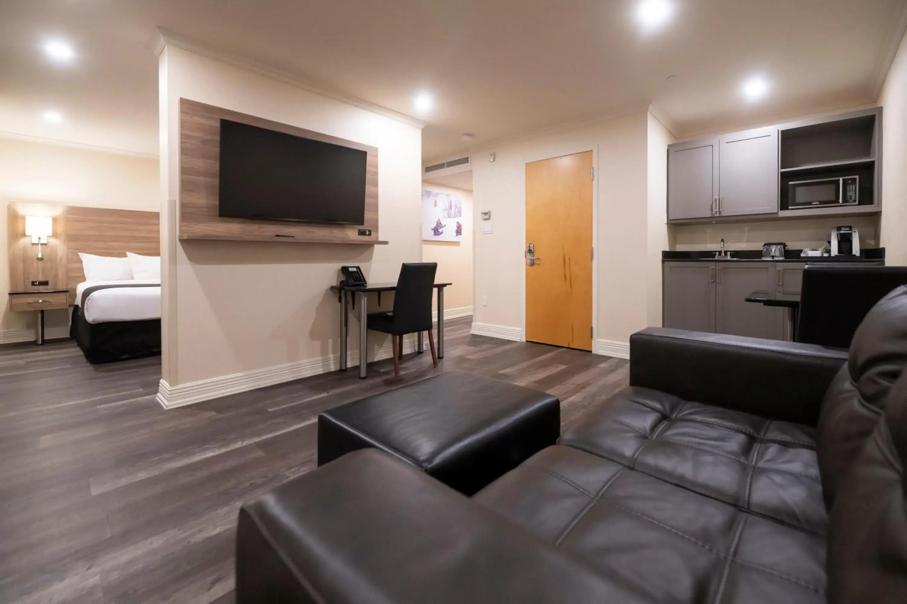 Queen Suite (2 Adults) in Hôtel & Suites Le Dauphin Québec Queen Suite (2 Adults) in Hôtel & Suites Le Dauphin Québec