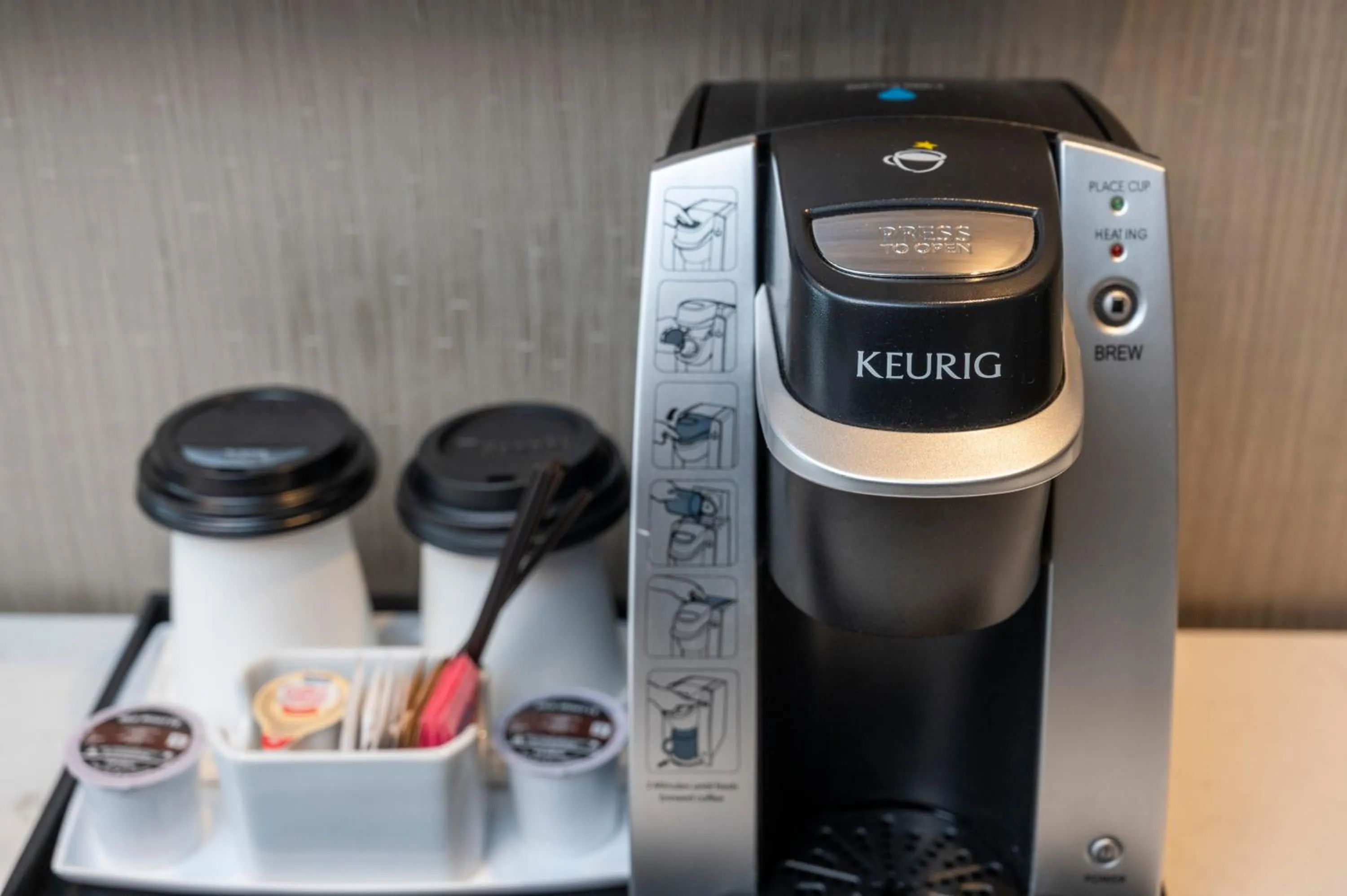 Coffee/tea facilities in Hôtel & Suites Le Dauphin Québec