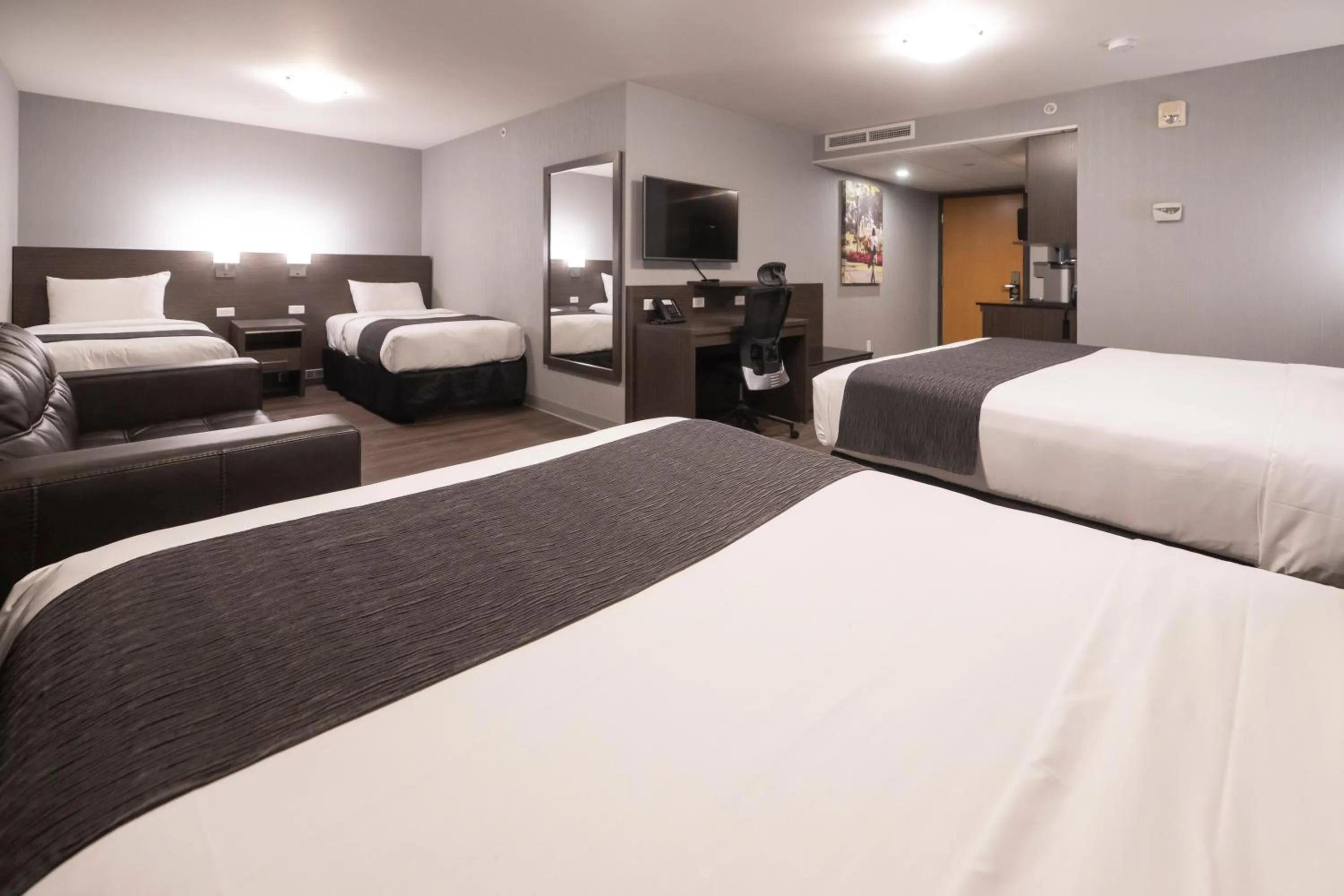 Bedroom, Bed in Hôtel & Suites Le Dauphin Québec