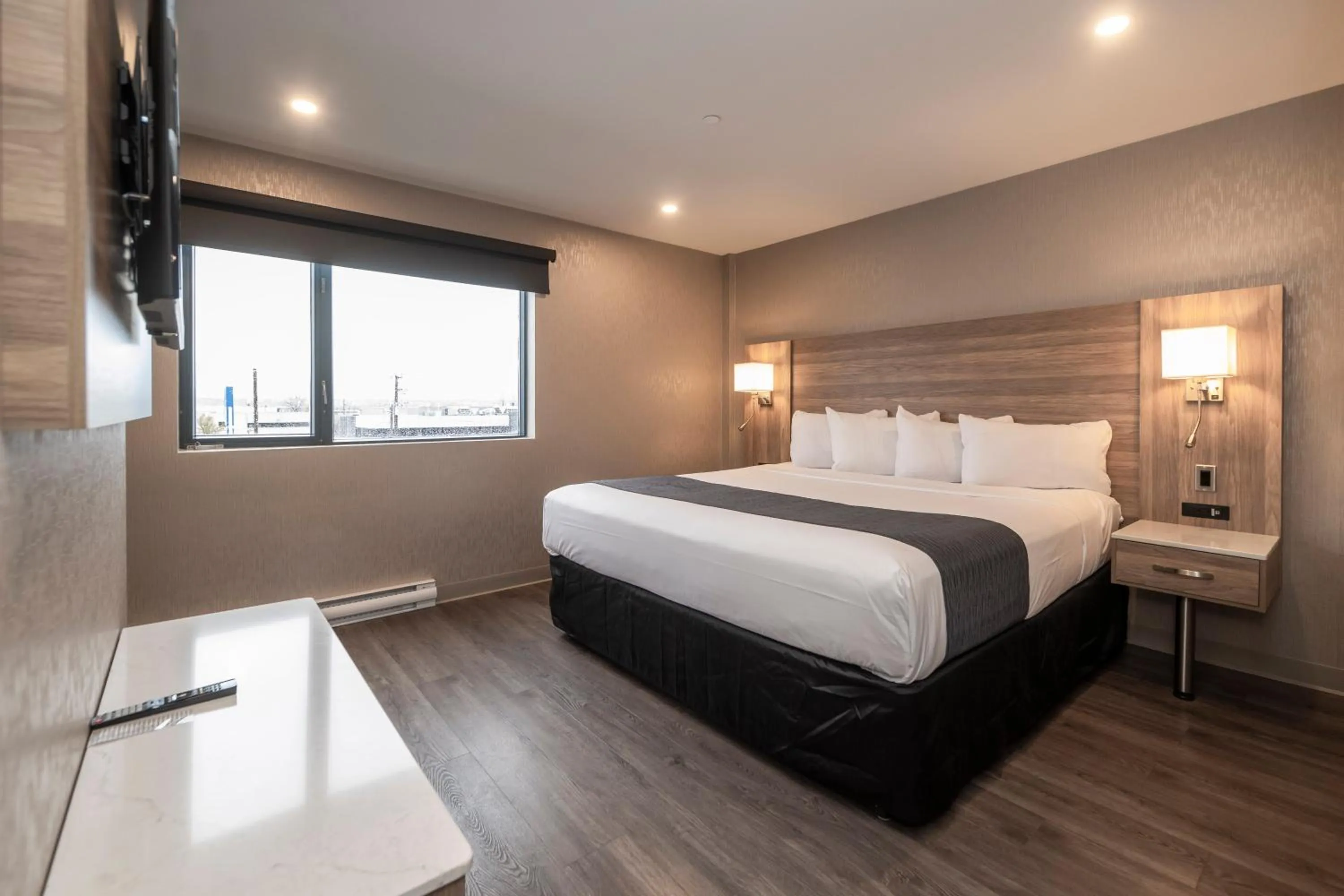 Bed in Hôtel & Suites Le Dauphin Québec