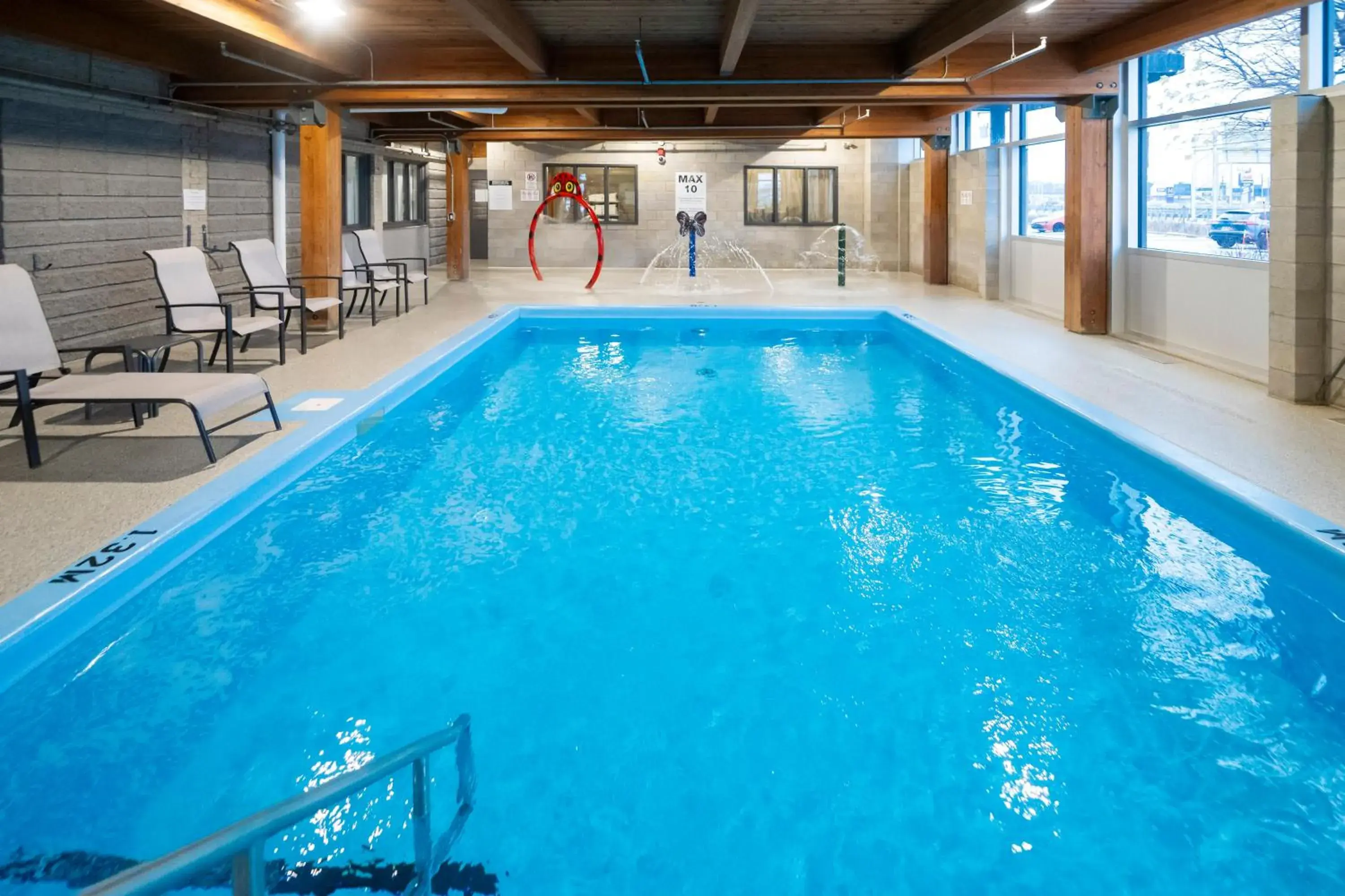 Swimming pool in Hôtel & Suites Le Dauphin Québec Swimming pool in Hôtel & Suites Le Dauphin Québec