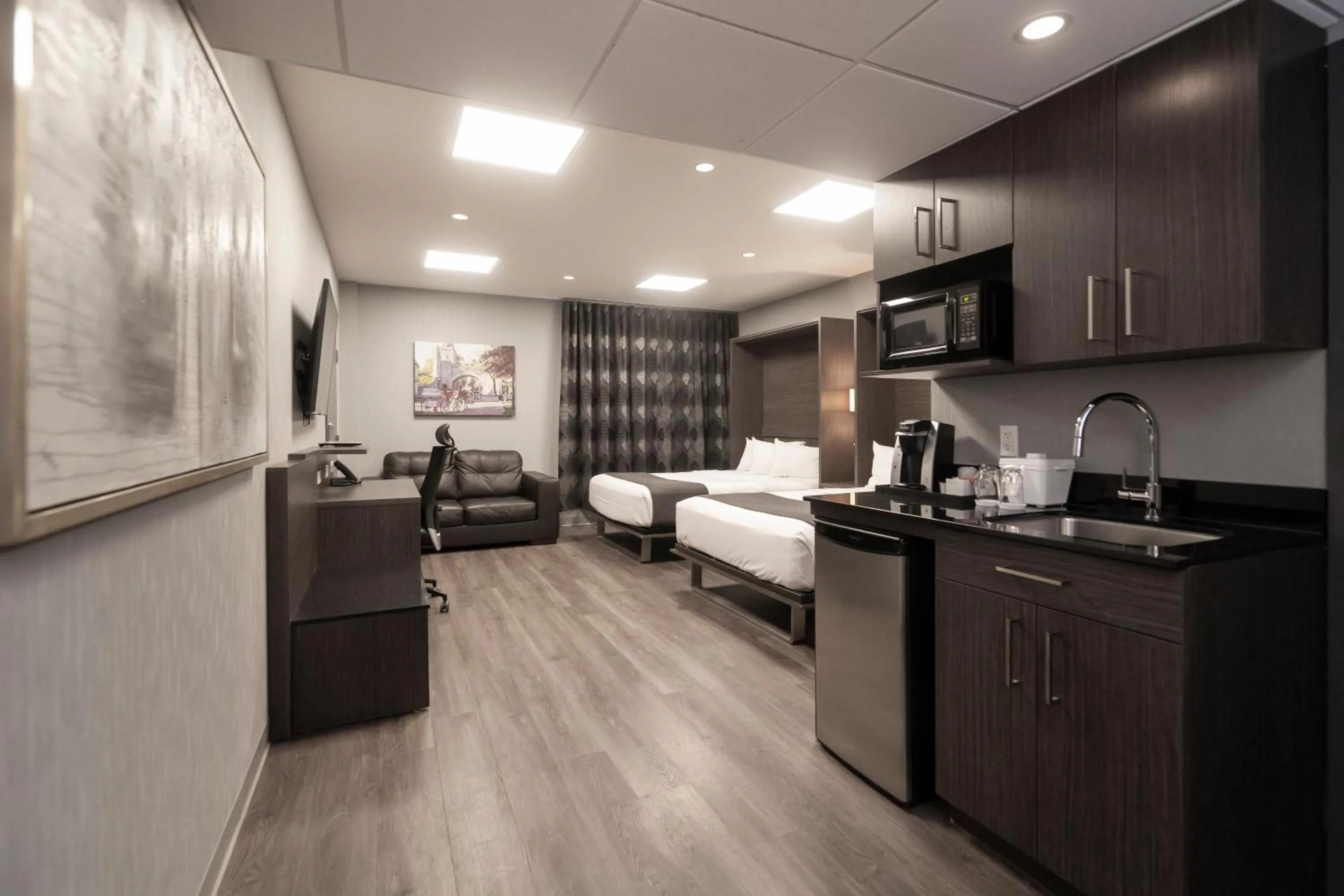 Bedroom, Bed in Hôtel & Suites Le Dauphin Québec