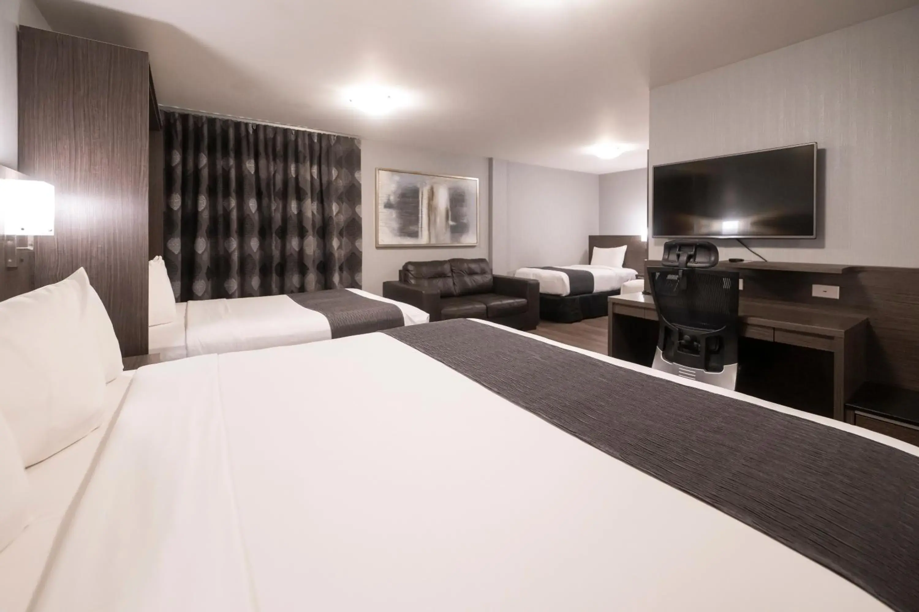 Family Suite (2 Adults + 4 Children) in Hôtel & Suites Le Dauphin Québec Family Suite (2 Adults + 4 Children) in Hôtel & Suites Le Dauphin Québec