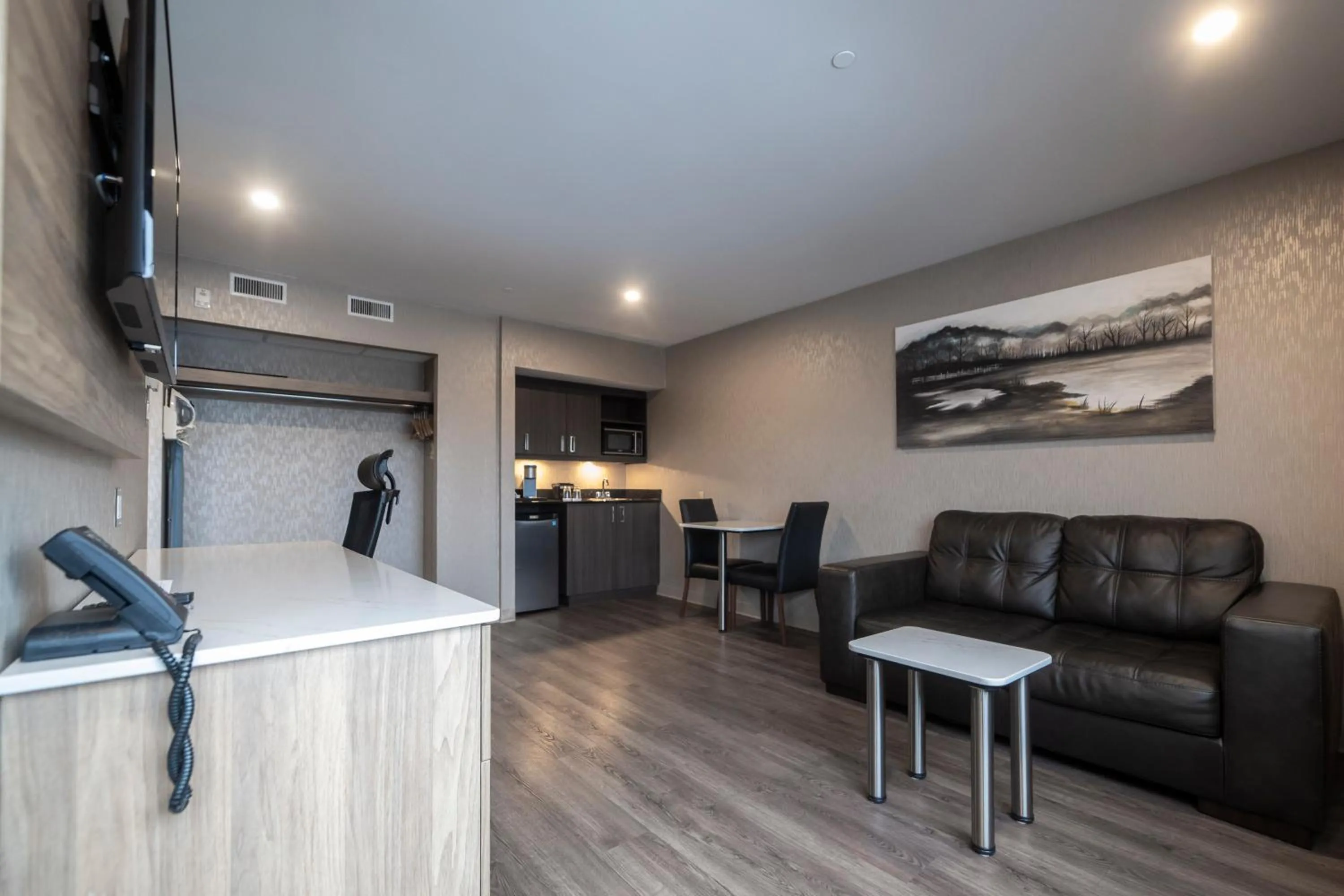 Seating area in Hôtel & Suites Le Dauphin Québec