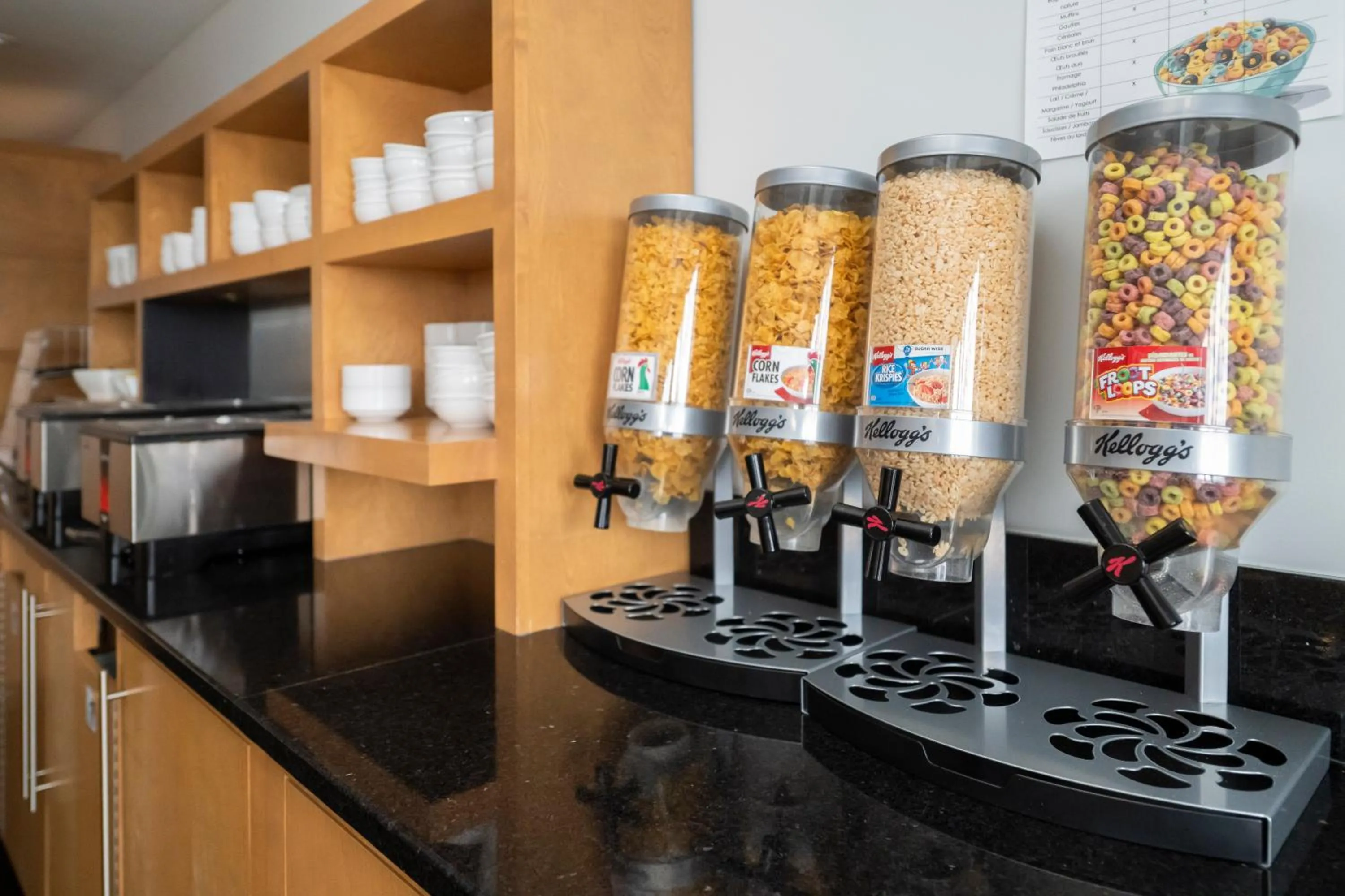 Breakfast in Hôtel & Suites Le Dauphin Québec