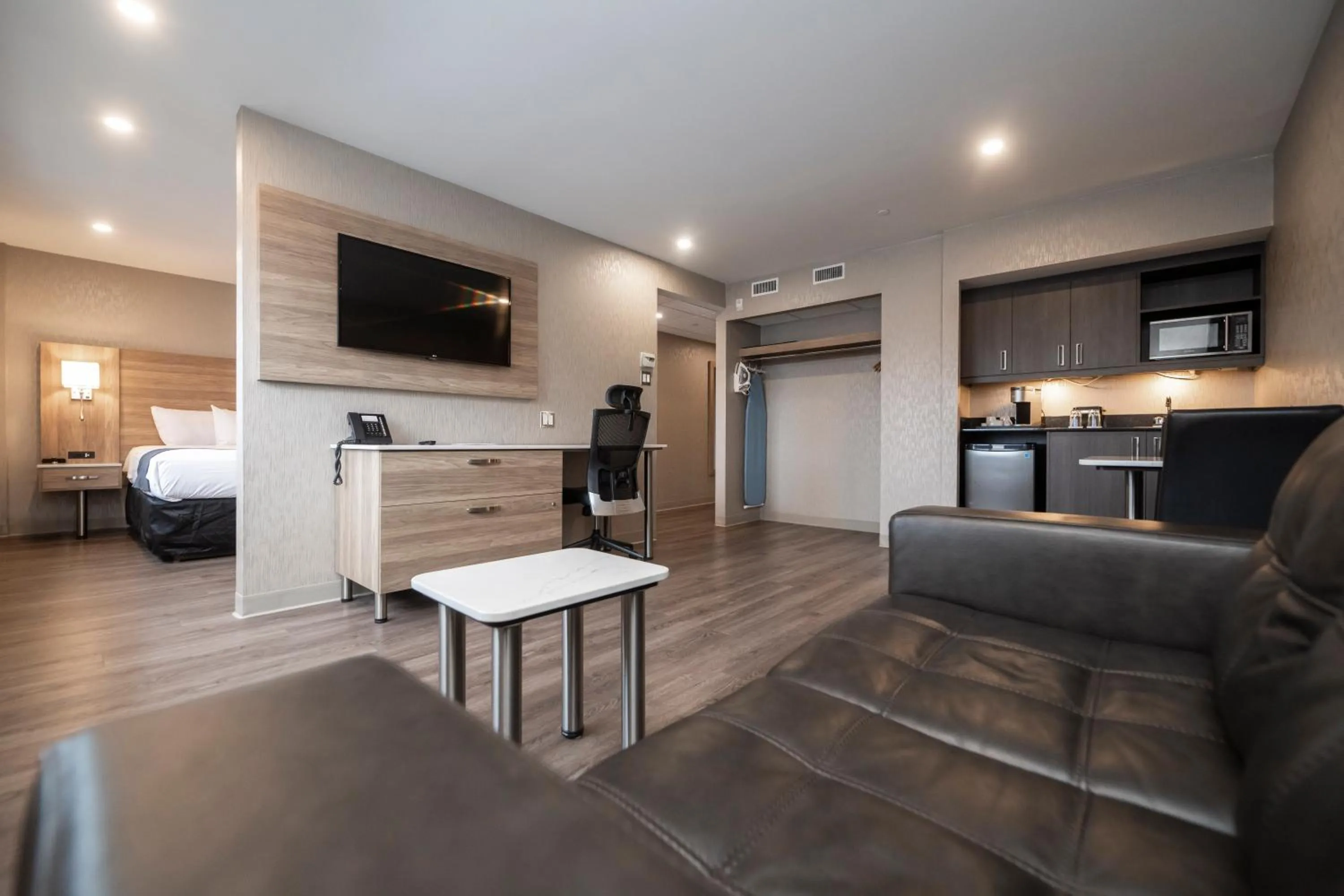 Seating area in Hôtel & Suites Le Dauphin Québec