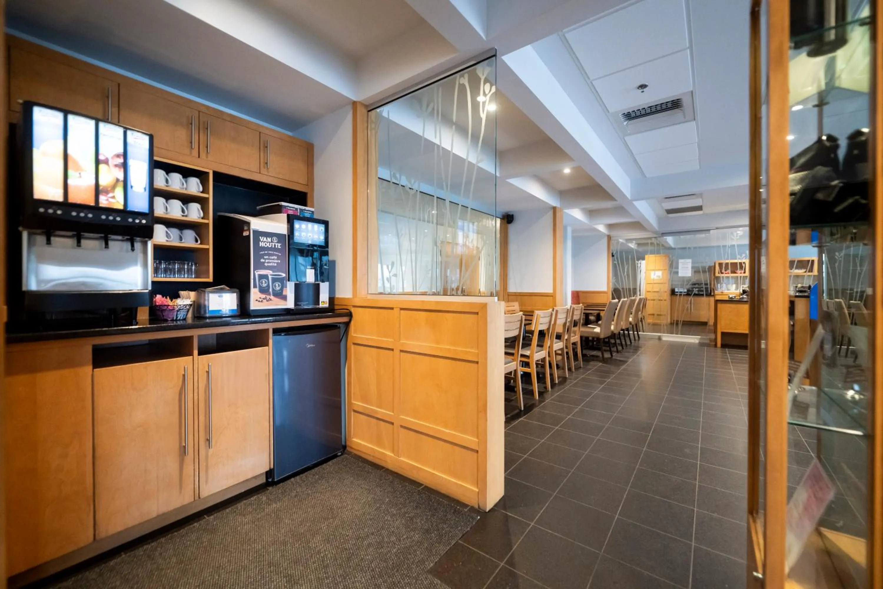 Breakfast in Hôtel & Suites Le Dauphin Québec