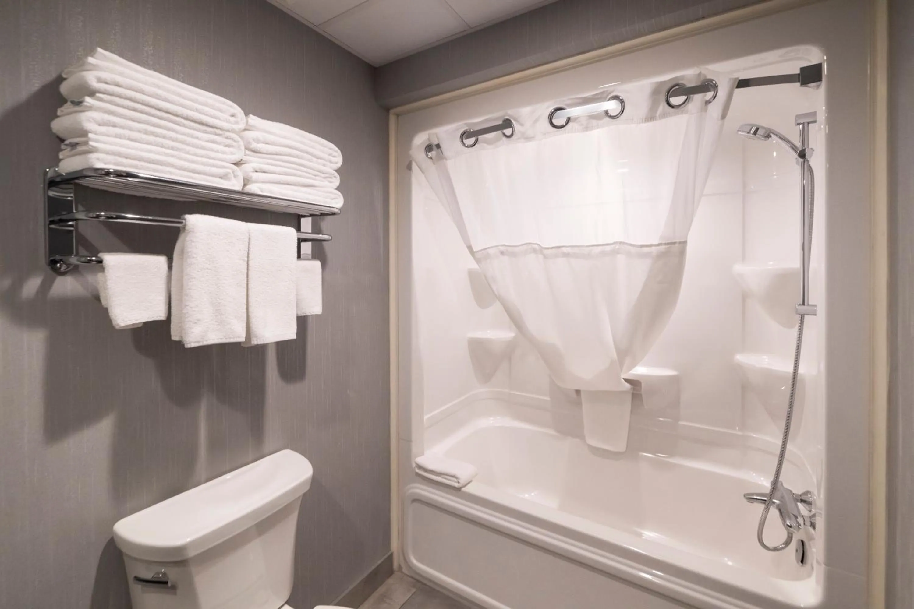Bathroom in Hôtel & Suites Le Dauphin Québec