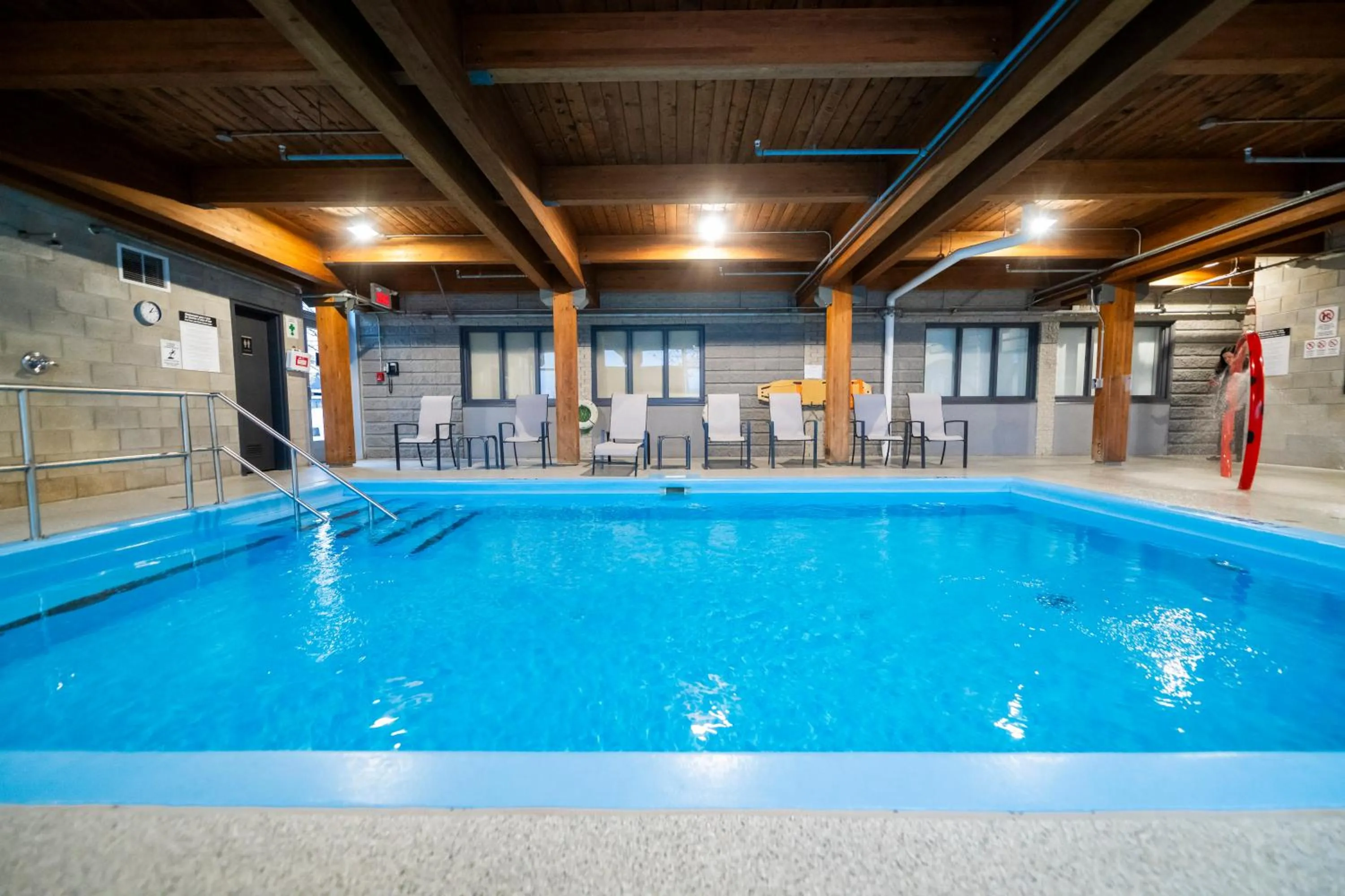 Swimming pool in Hôtel & Suites Le Dauphin Québec