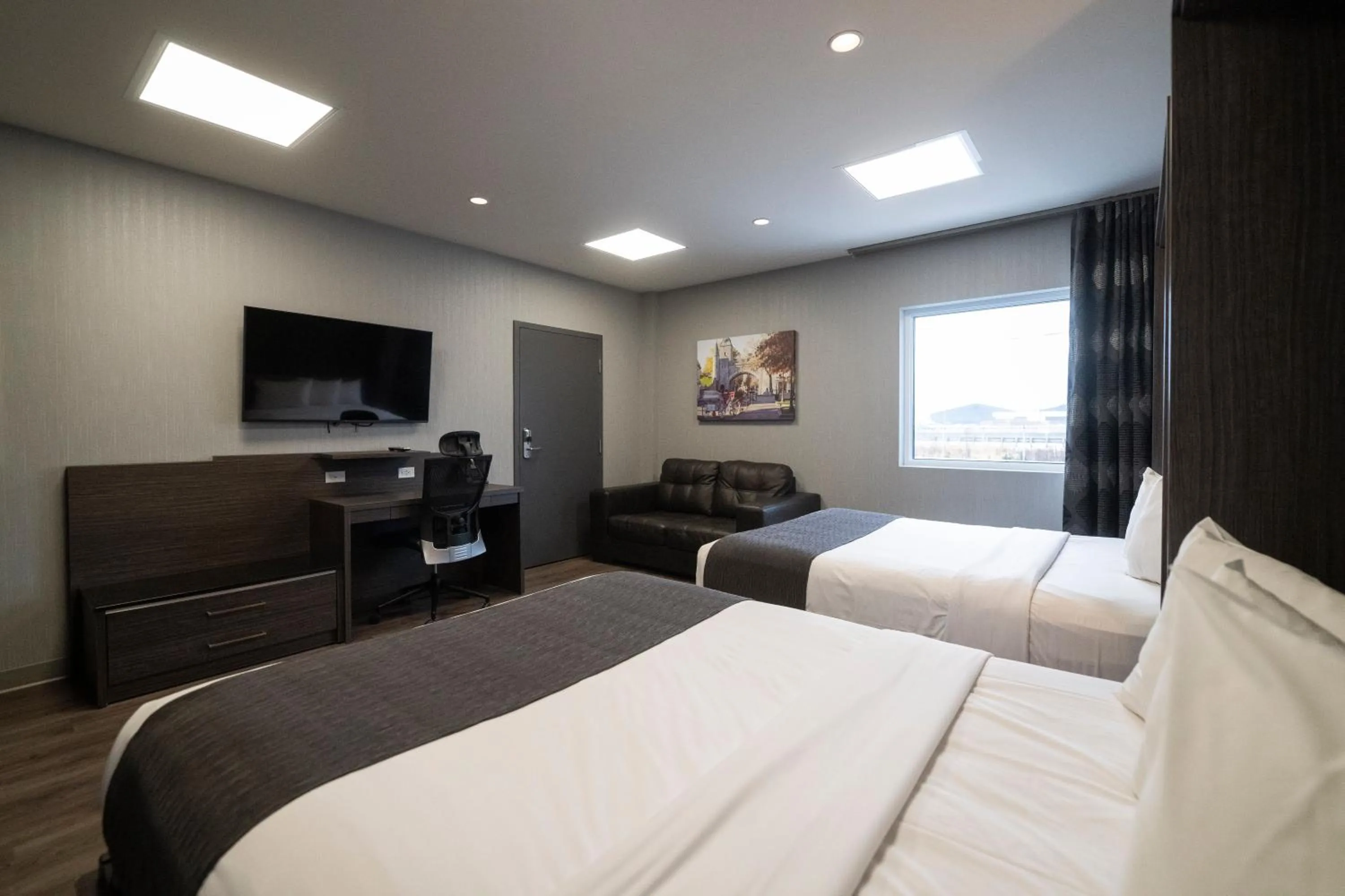 Bed in Hôtel & Suites Le Dauphin Québec