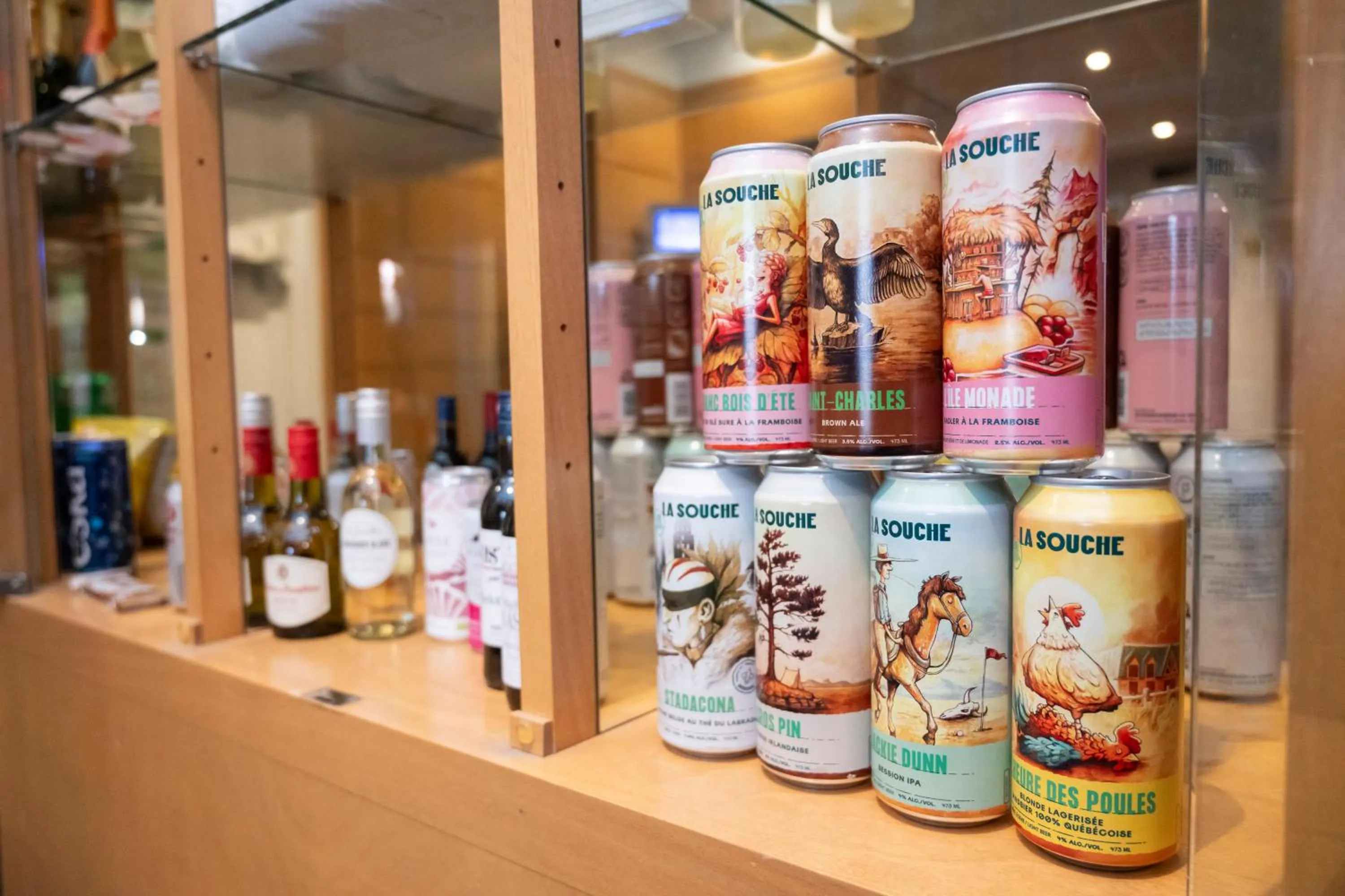 Supermarket/grocery shop in Hôtel & Suites Le Dauphin Québec