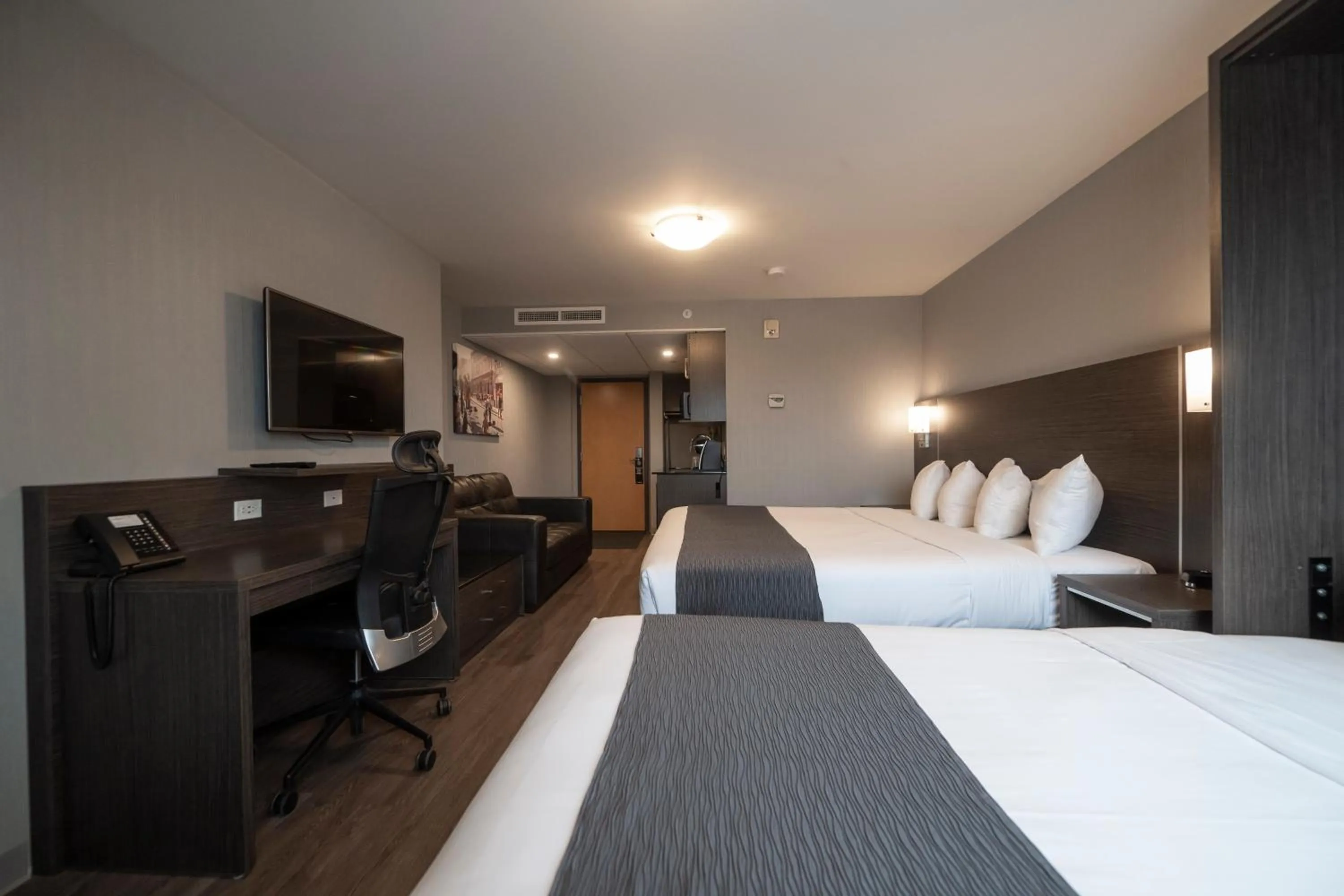 Bed in Hôtel & Suites Le Dauphin Québec