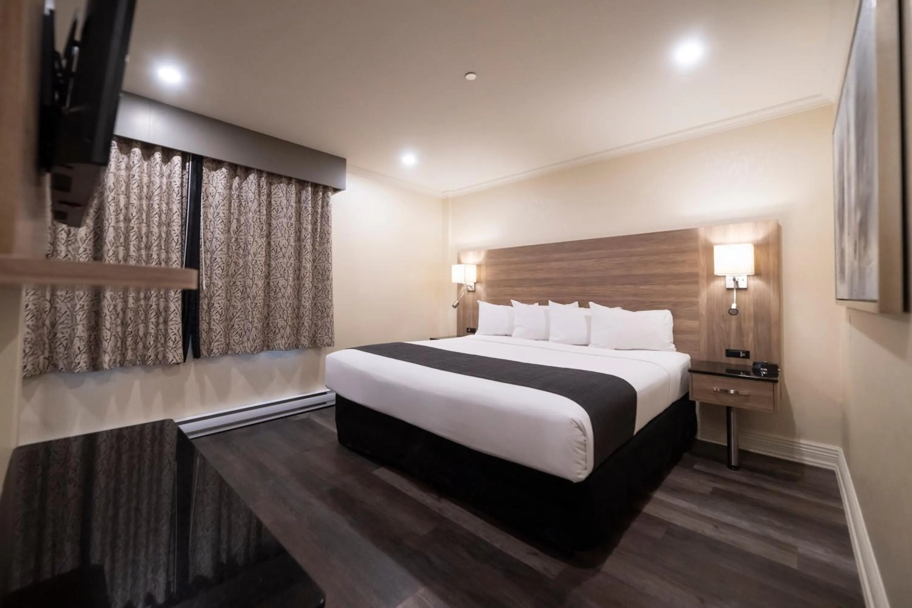 Bed in Hôtel & Suites Le Dauphin Québec