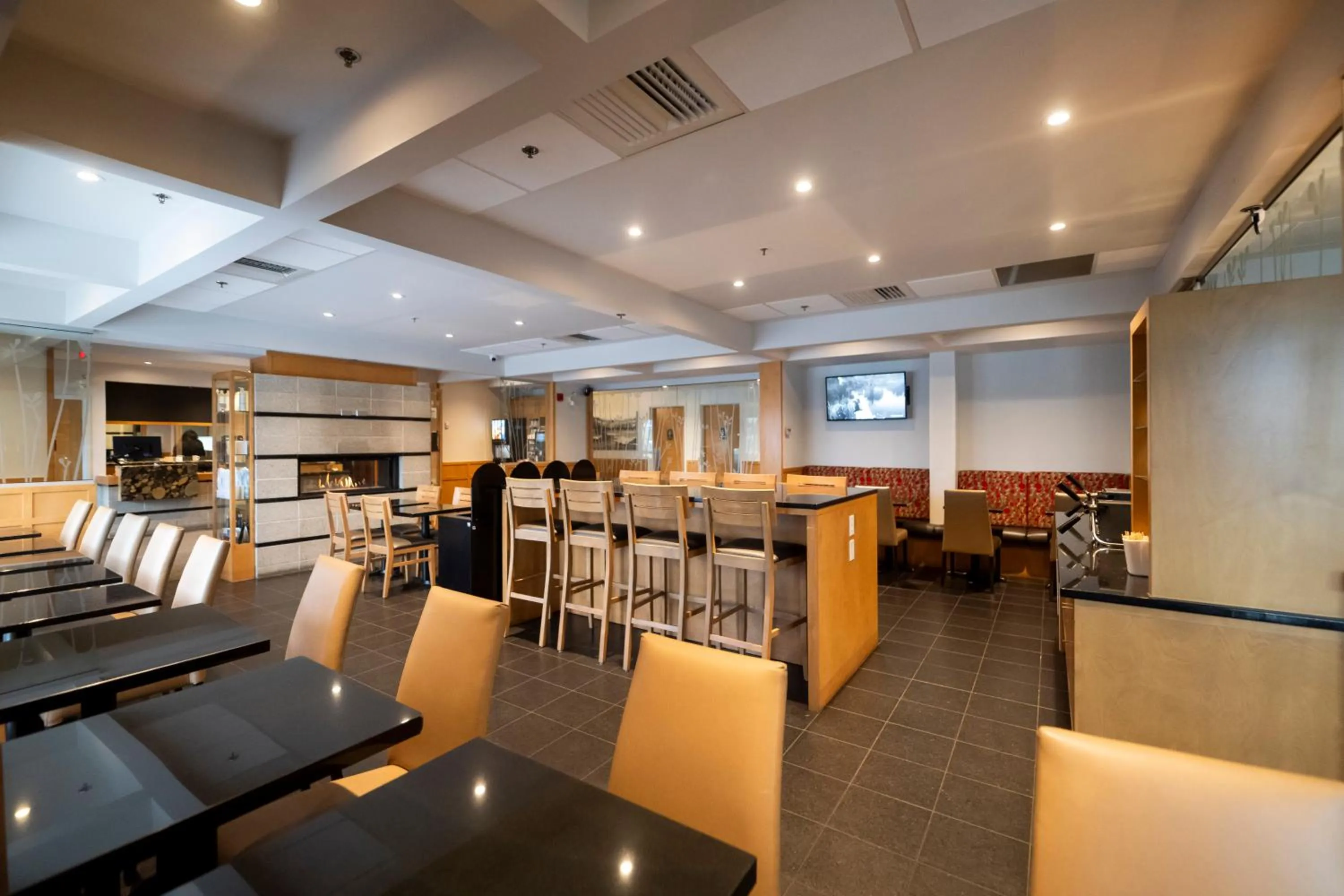 Breakfast in Hôtel & Suites Le Dauphin Québec