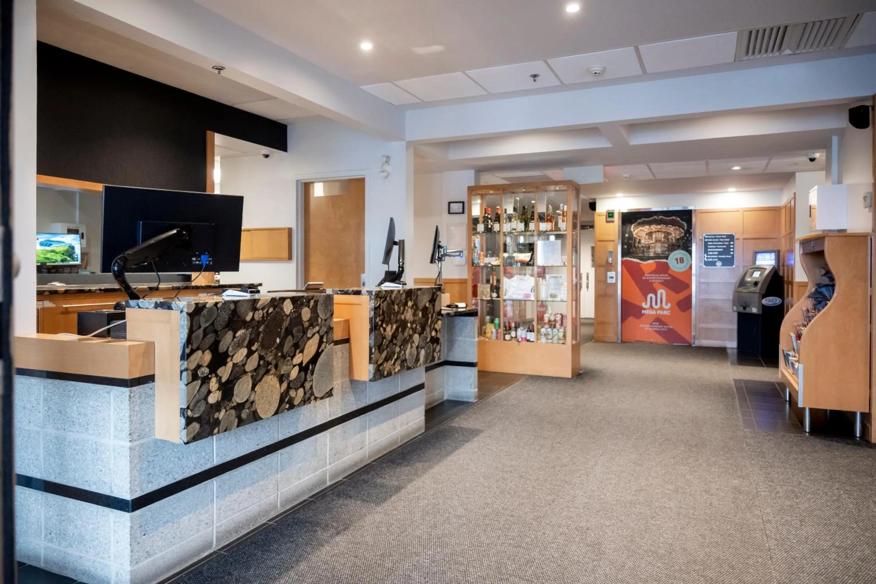 Lobby or reception in Hôtel & Suites Le Dauphin Québec