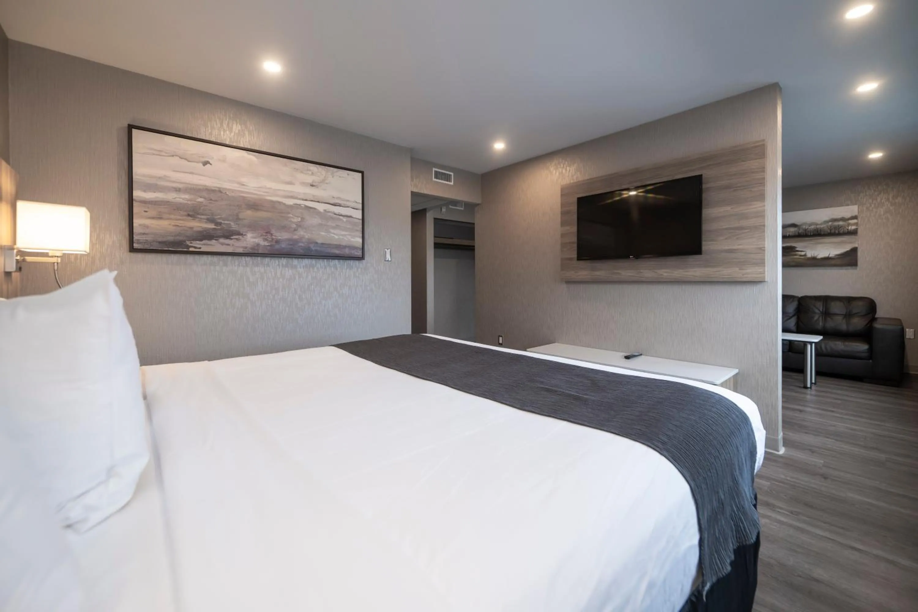 Bed in Hôtel & Suites Le Dauphin Québec