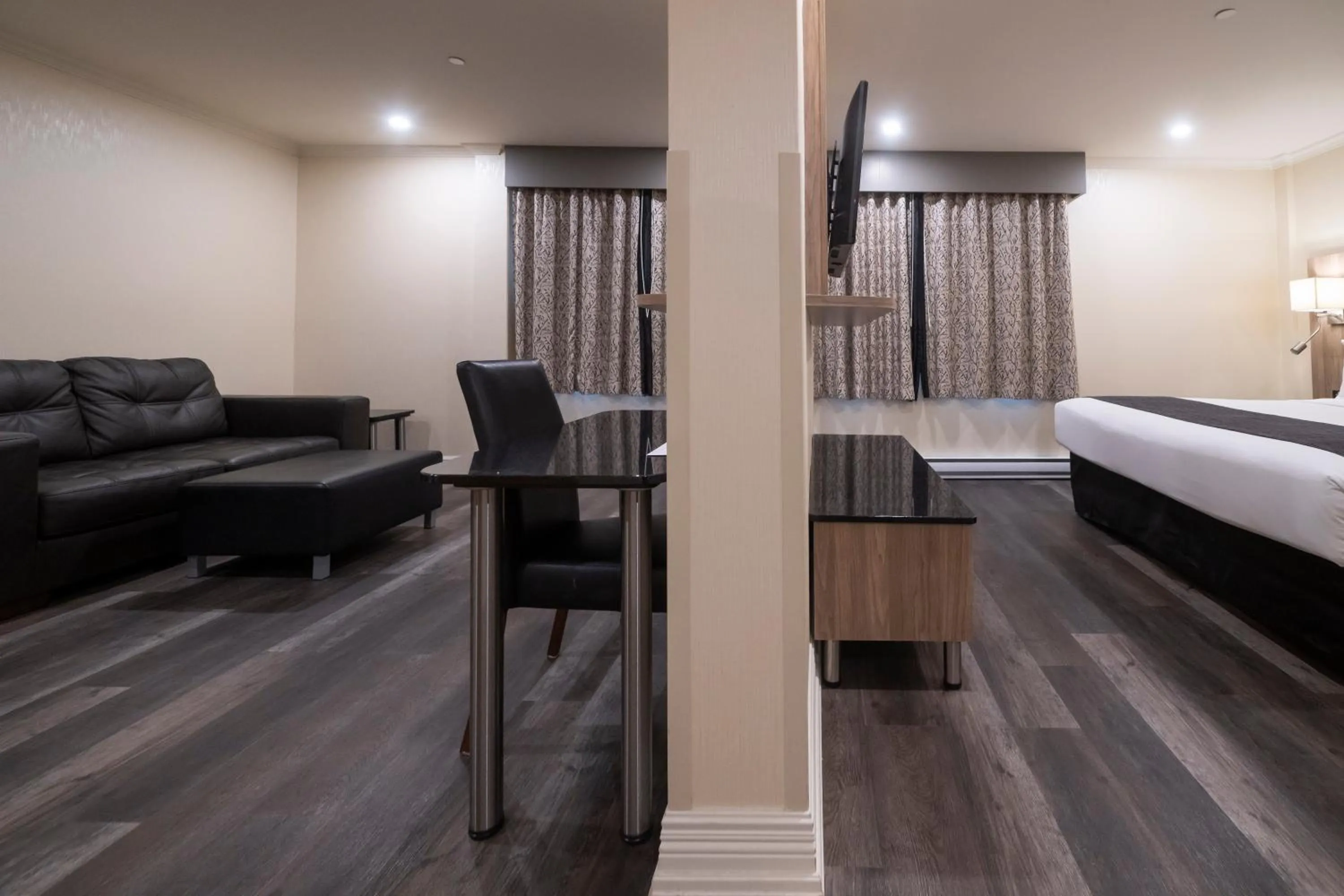 Living room, Bed in Hôtel & Suites Le Dauphin Québec