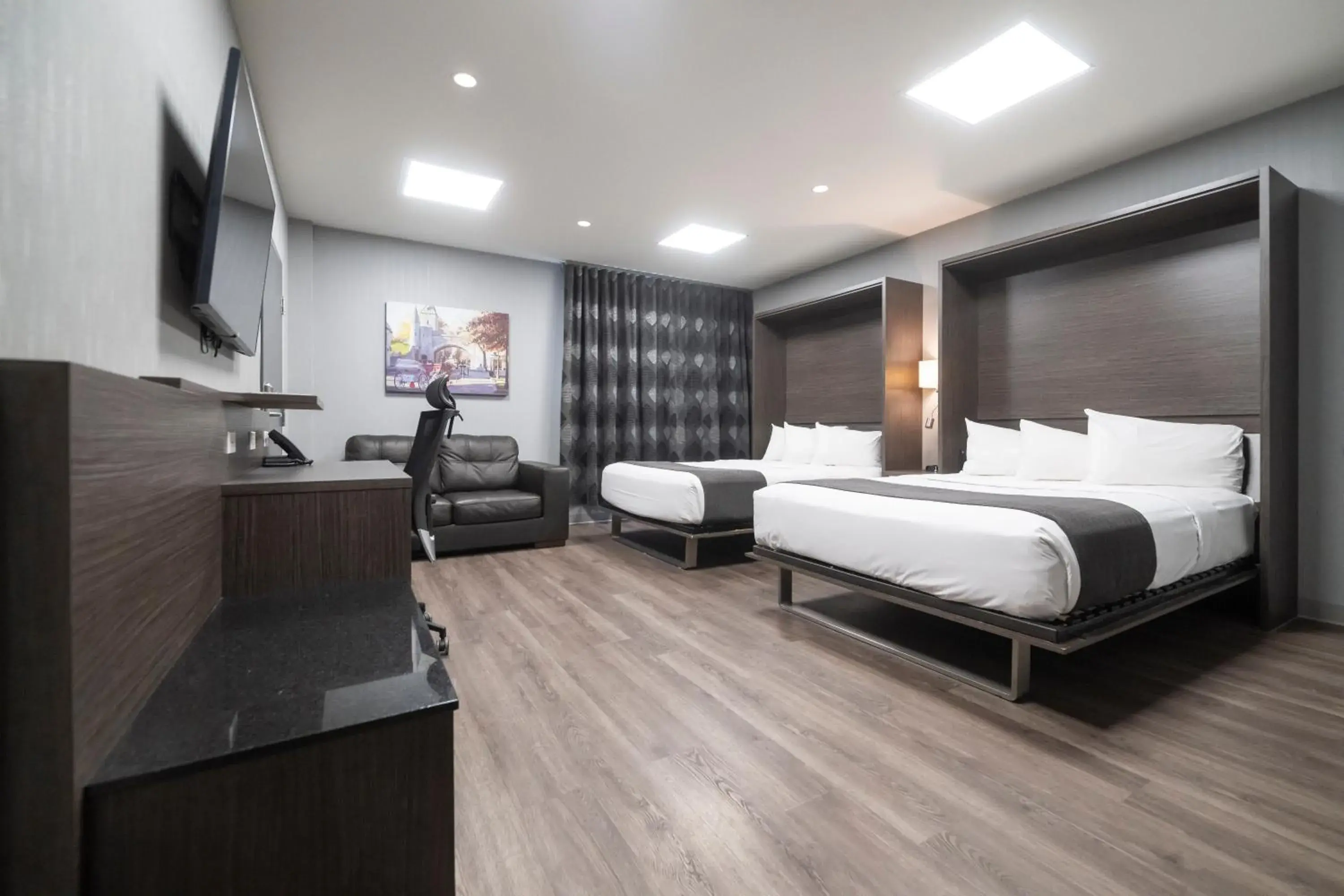 Superior Queen Room with Two Queen Beds (2 Adults + 2 Children) in Hôtel & Suites Le Dauphin Québec Superior Queen Room with Two Queen Beds (2 Adults + 2 Children) in Hôtel & Suites Le Dauphin Québec