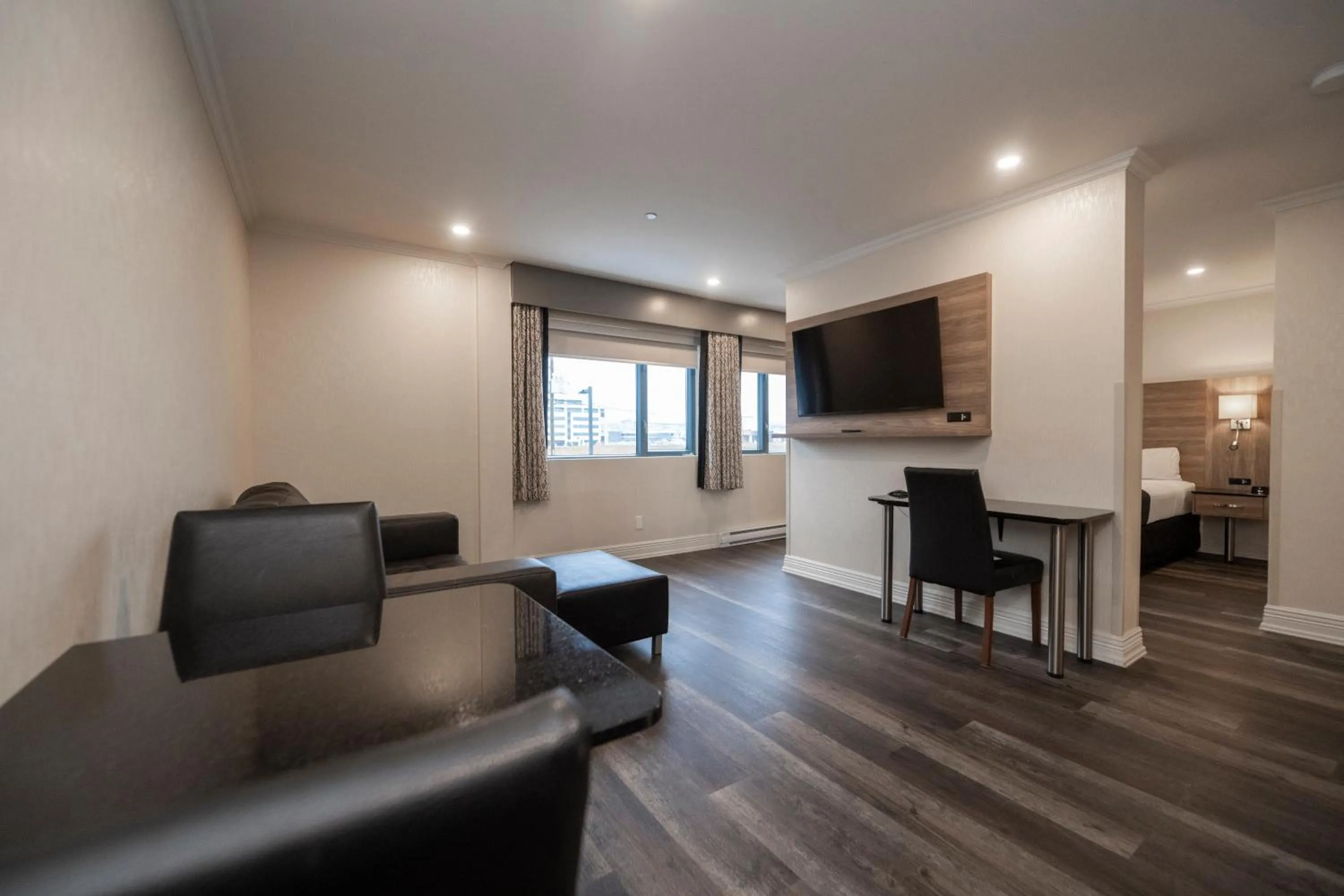 Living room in Hôtel & Suites Le Dauphin Québec