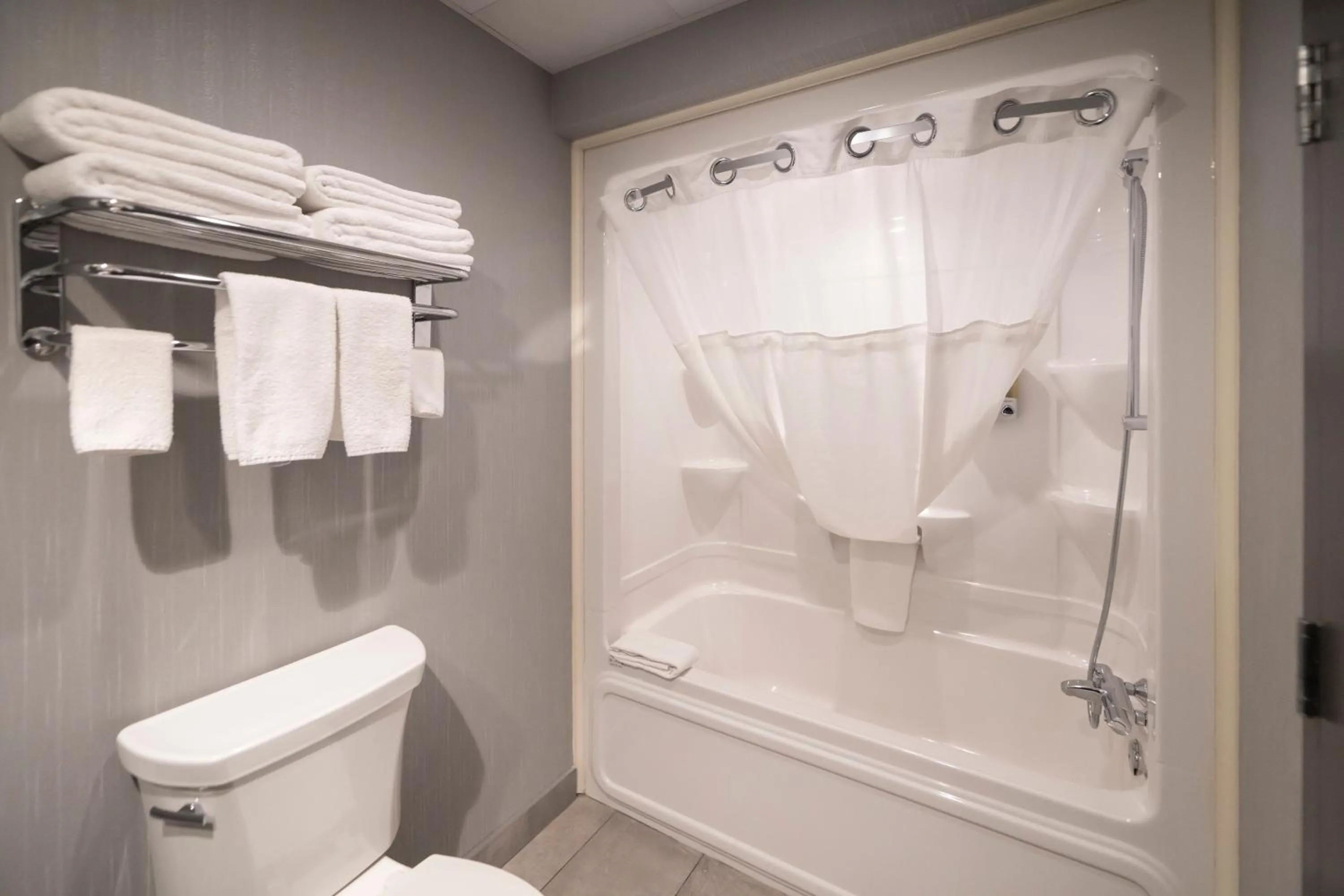 Bathroom in Hôtel & Suites Le Dauphin Québec