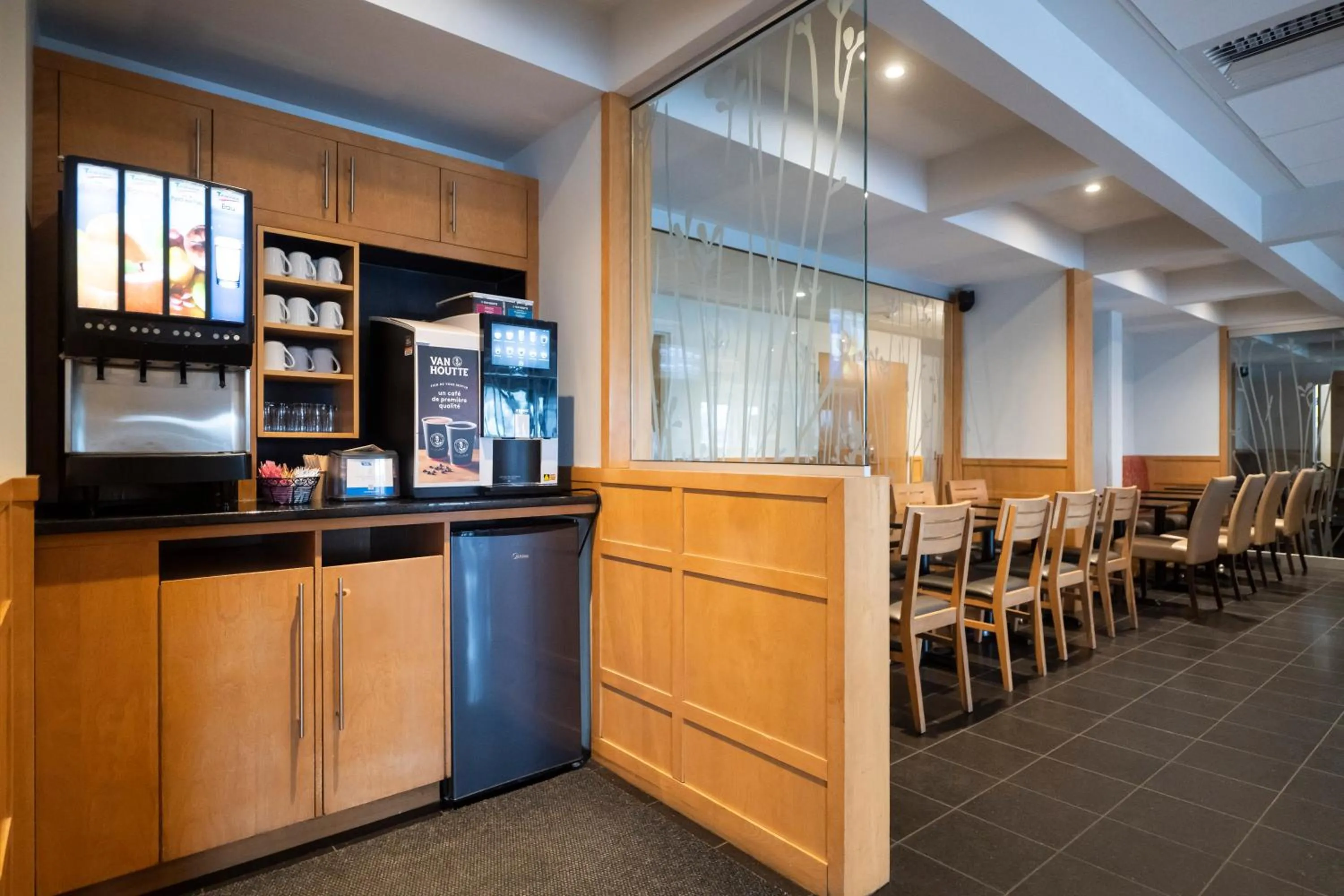 Buffet breakfast in Hôtel & Suites Le Dauphin Québec