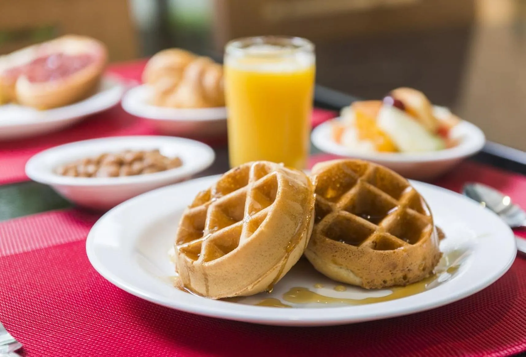 Breakfast in Hôtel & Suites Le Dauphin Québec