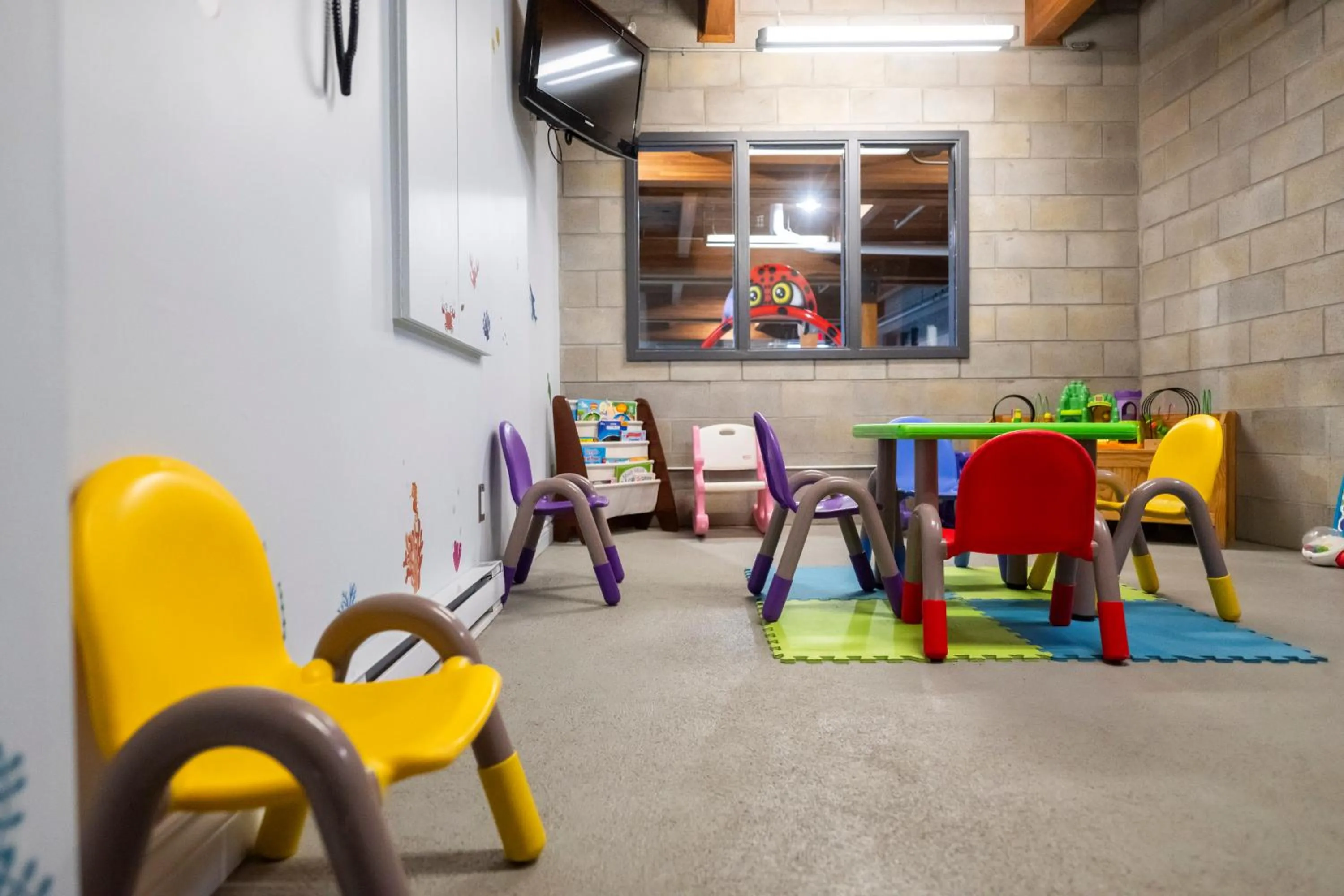 Children play ground in Hôtel & Suites Le Dauphin Québec