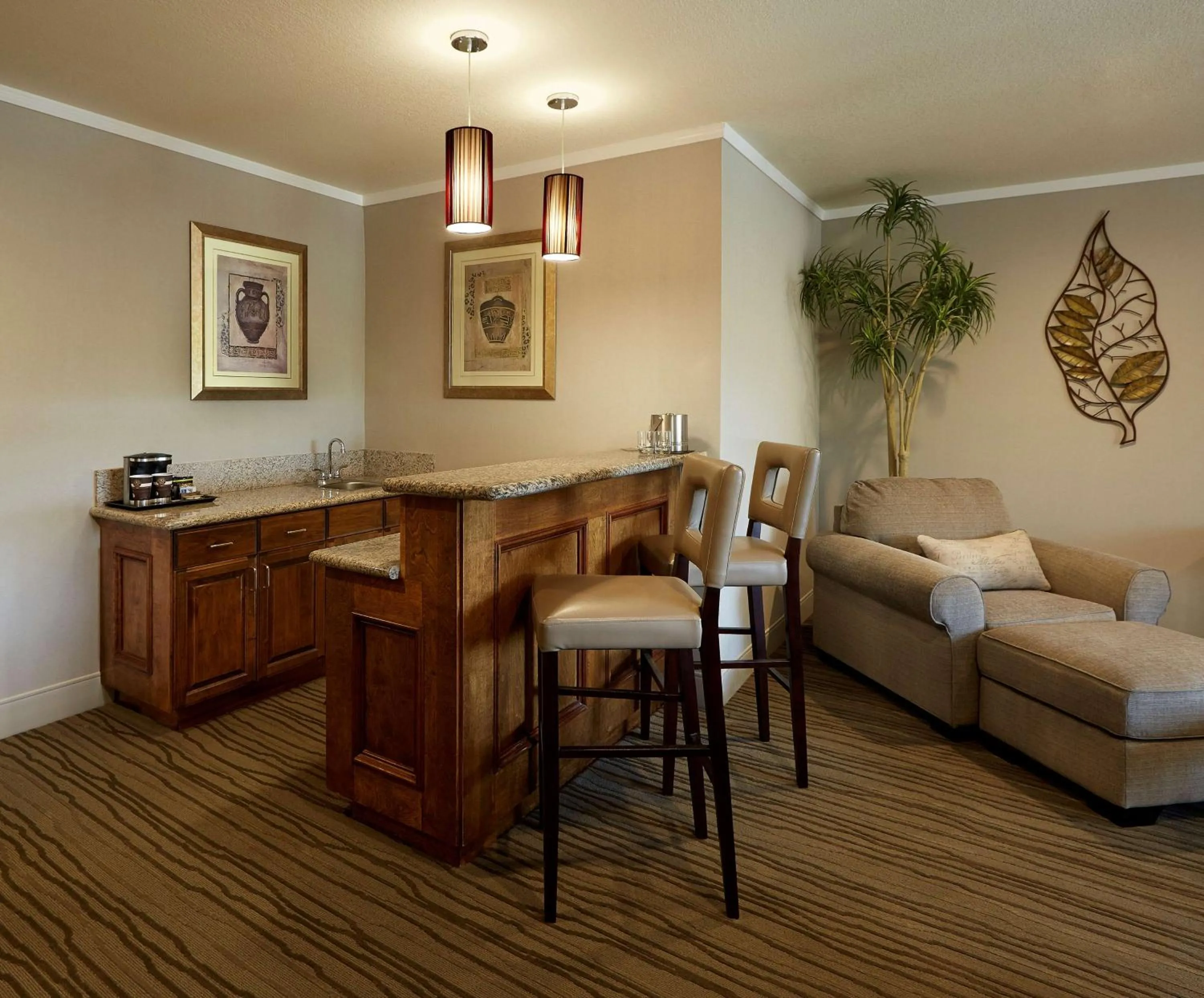 Living room in DoubleTree by Hilton Claremont