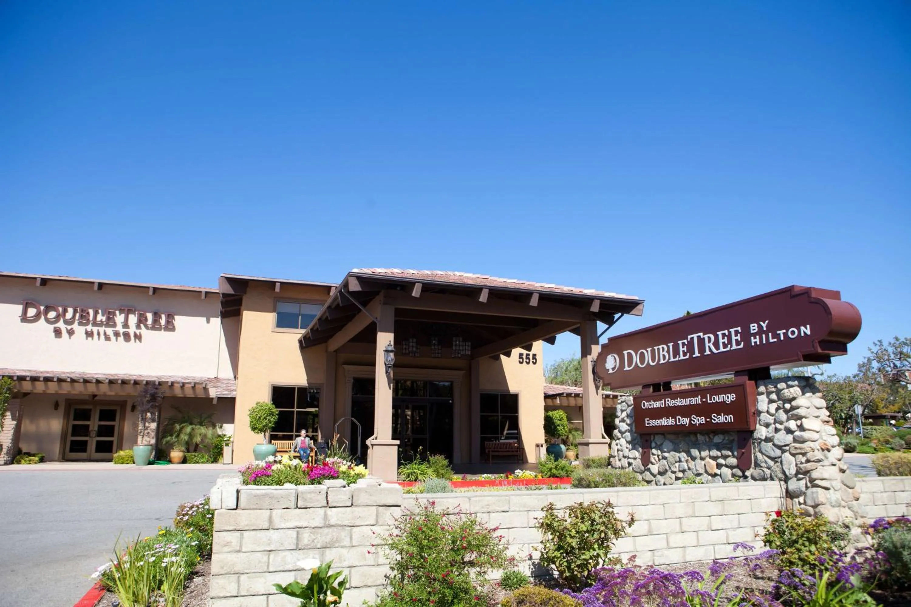 Property building in DoubleTree by Hilton Claremont