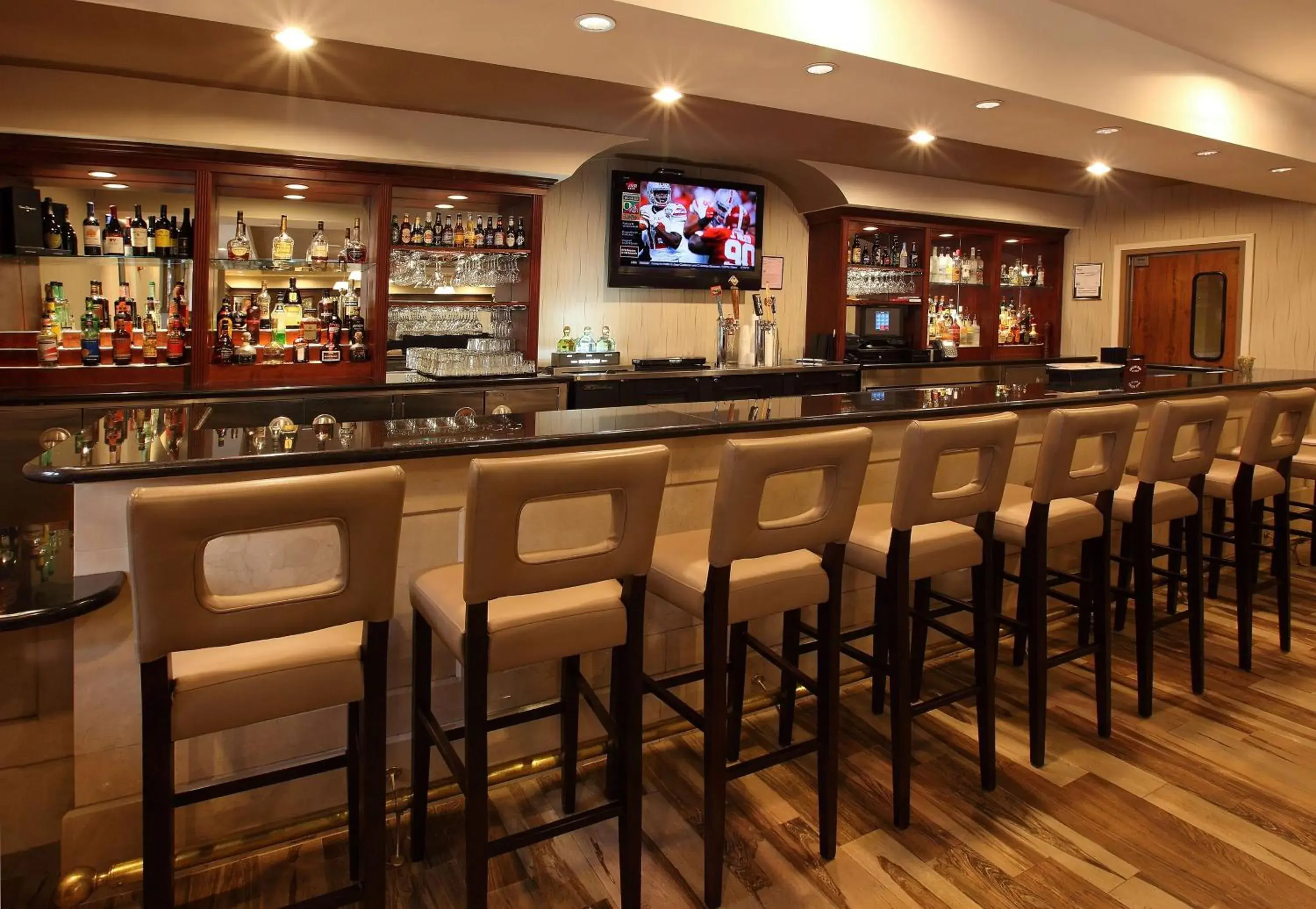 Lounge or bar in DoubleTree by Hilton Claremont Lounge or bar in DoubleTree by Hilton Claremont