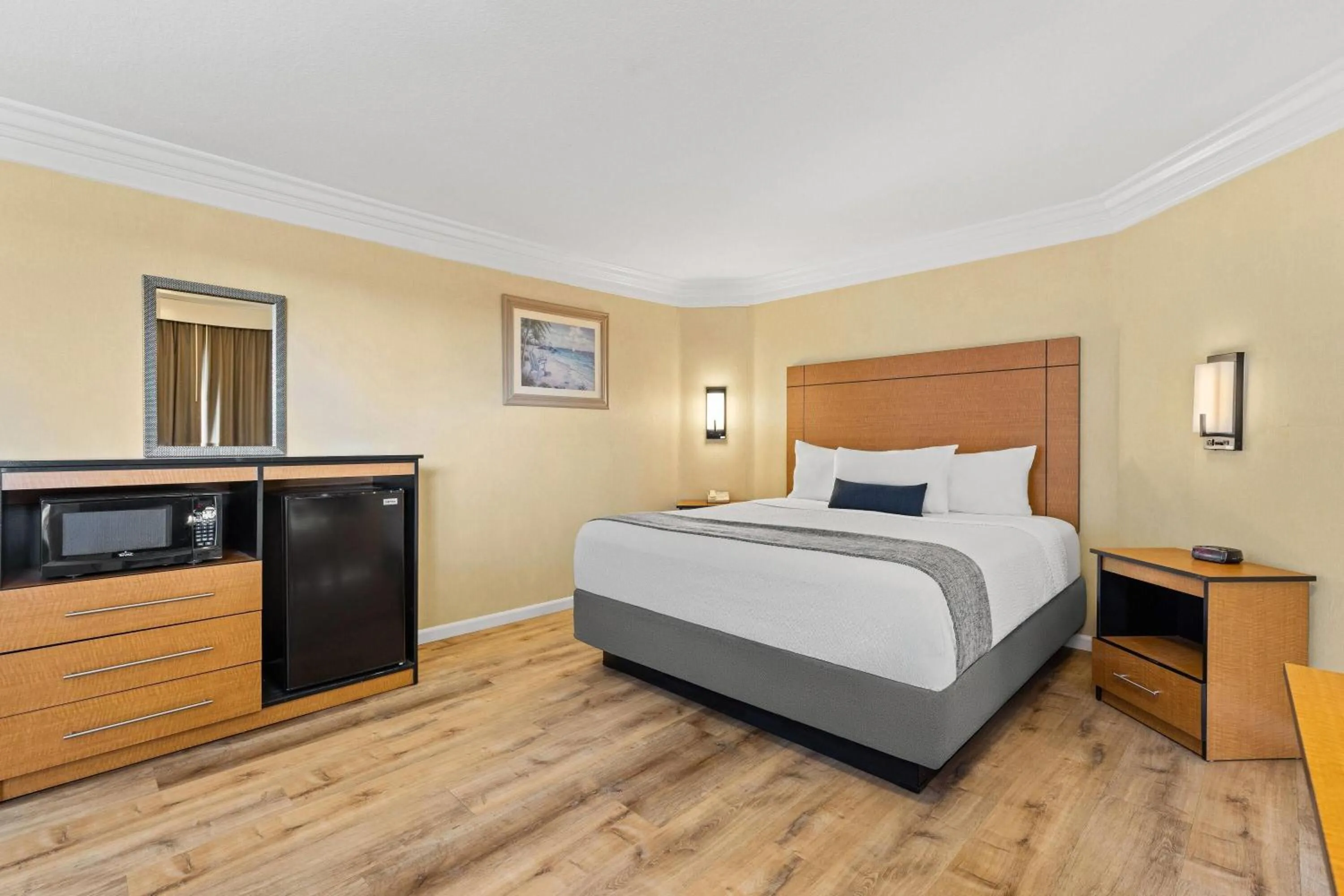 Bed in Travelodge by Wyndham San Clemente Beach