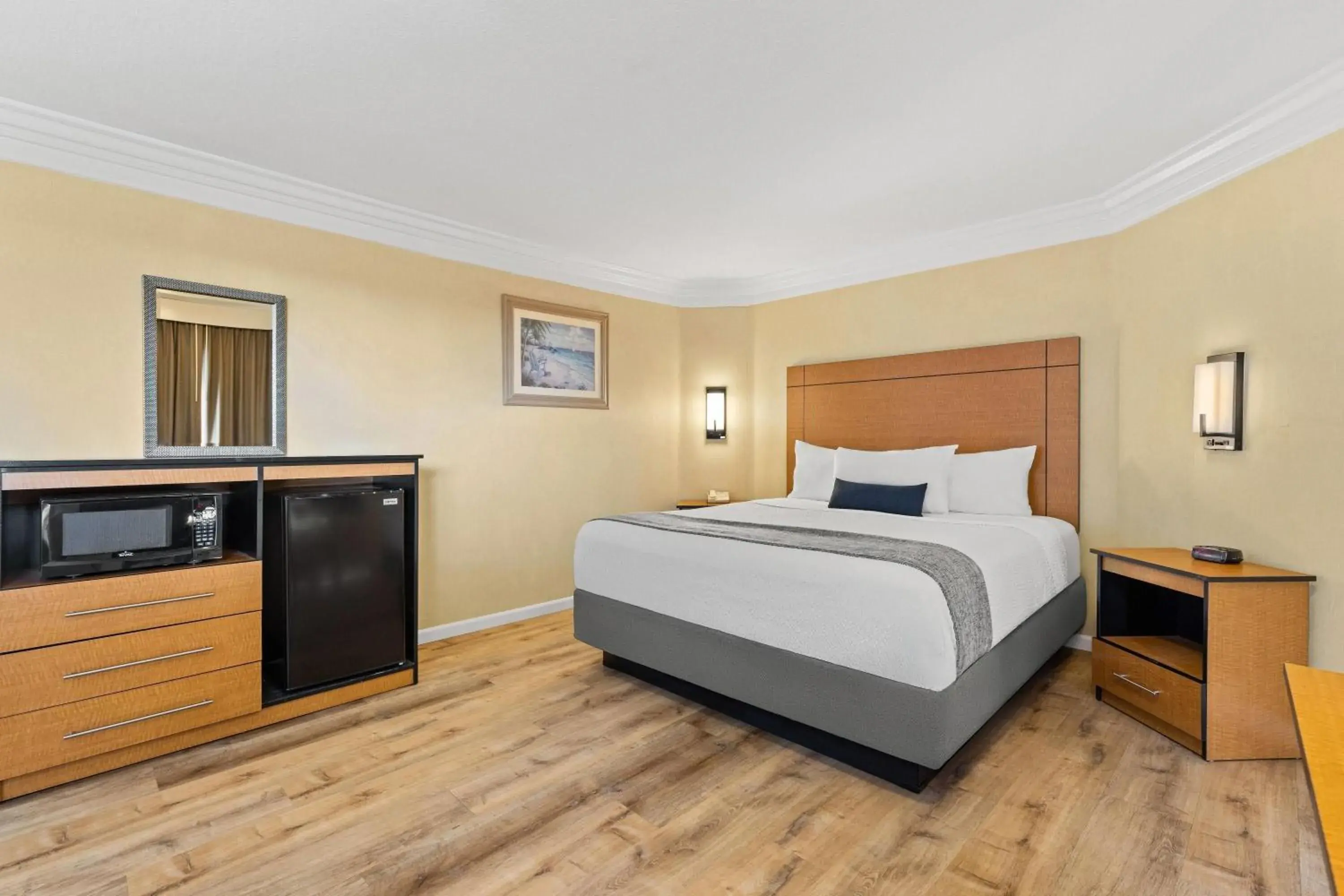 Bed in Travelodge by Wyndham San Clemente Beach Bed in Travelodge by Wyndham San Clemente Beach