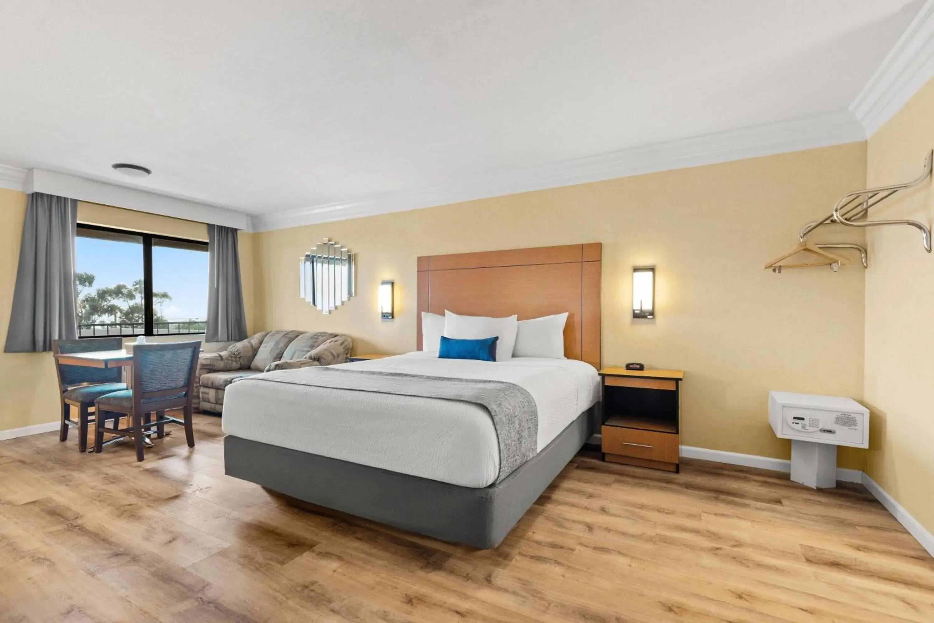 Bed in Travelodge by Wyndham San Clemente Beach Bed in Travelodge by Wyndham San Clemente Beach