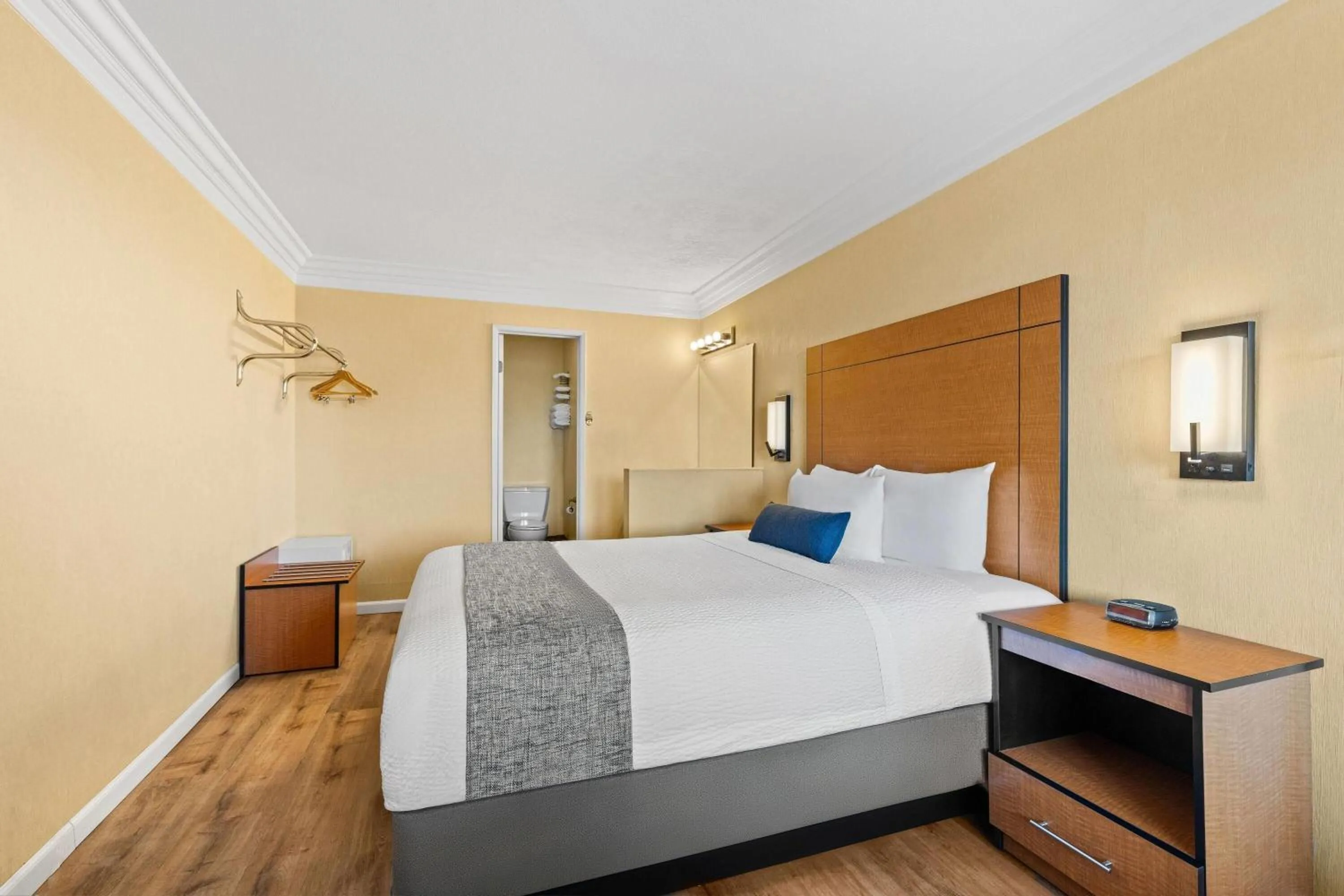 Bed in Travelodge by Wyndham San Clemente Beach