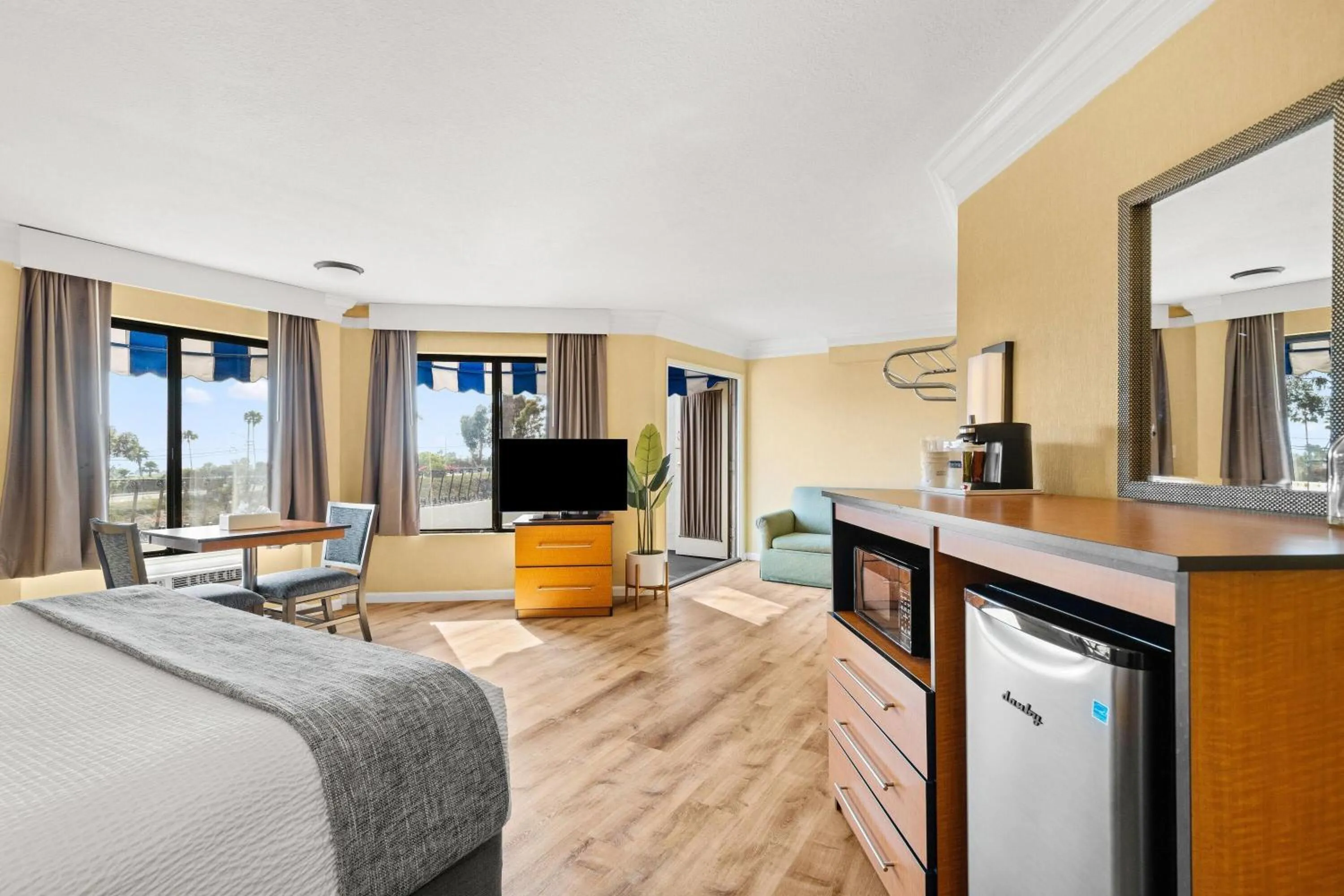 Photo of the whole room in Travelodge by Wyndham San Clemente Beach