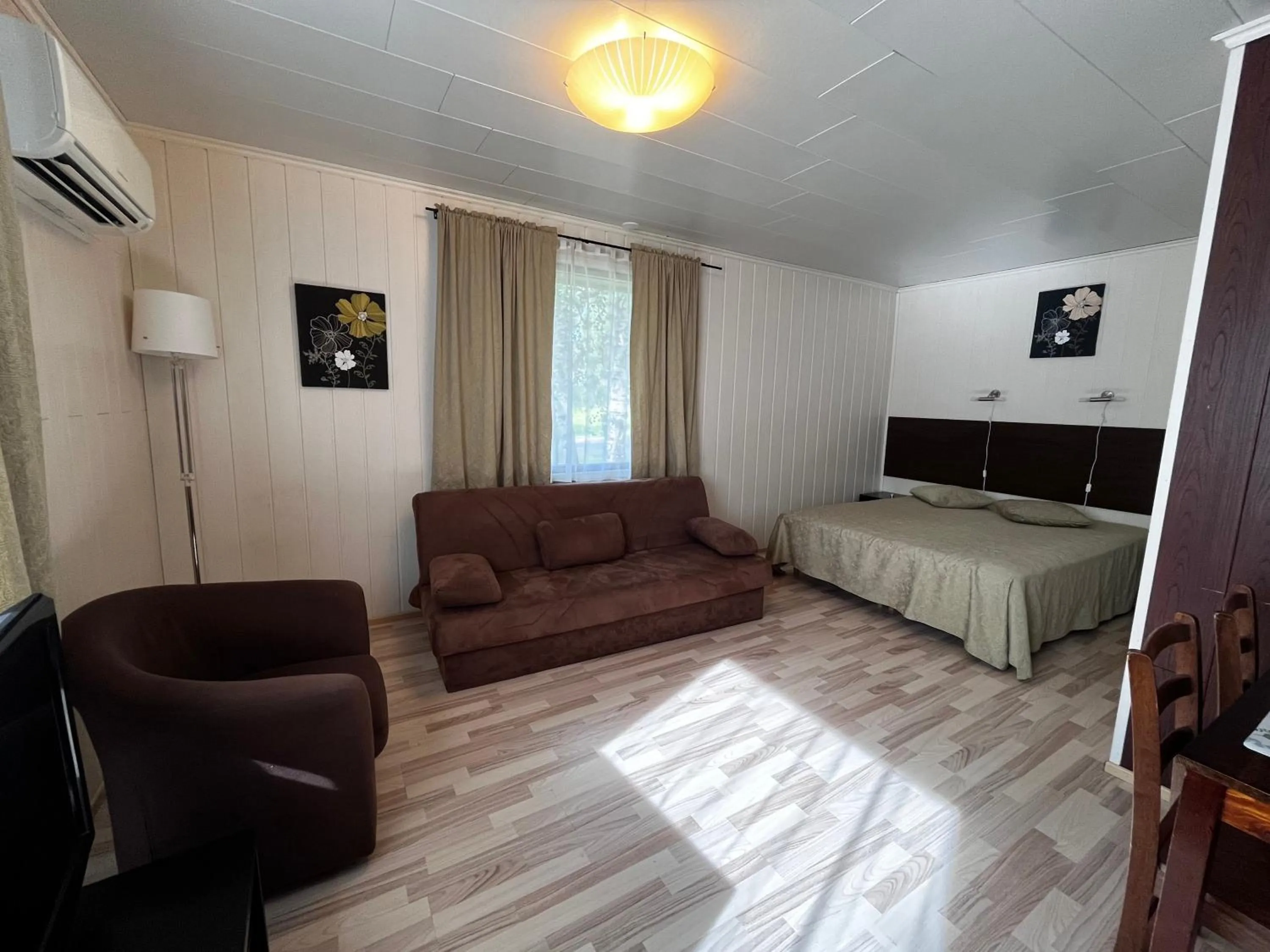 Living room, Bed in Motelli Rovaniemi