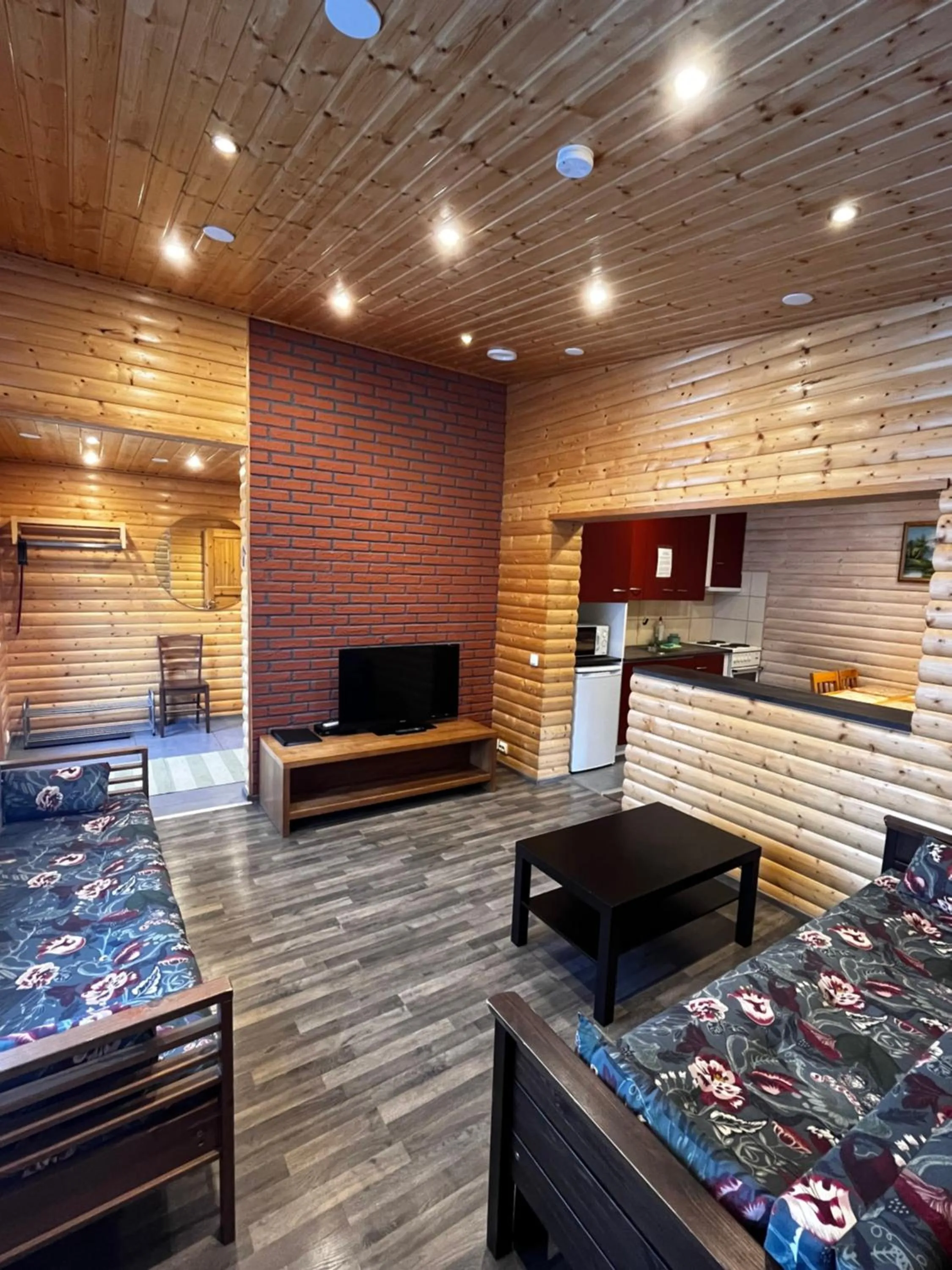 Living room, Bed in Motelli Rovaniemi