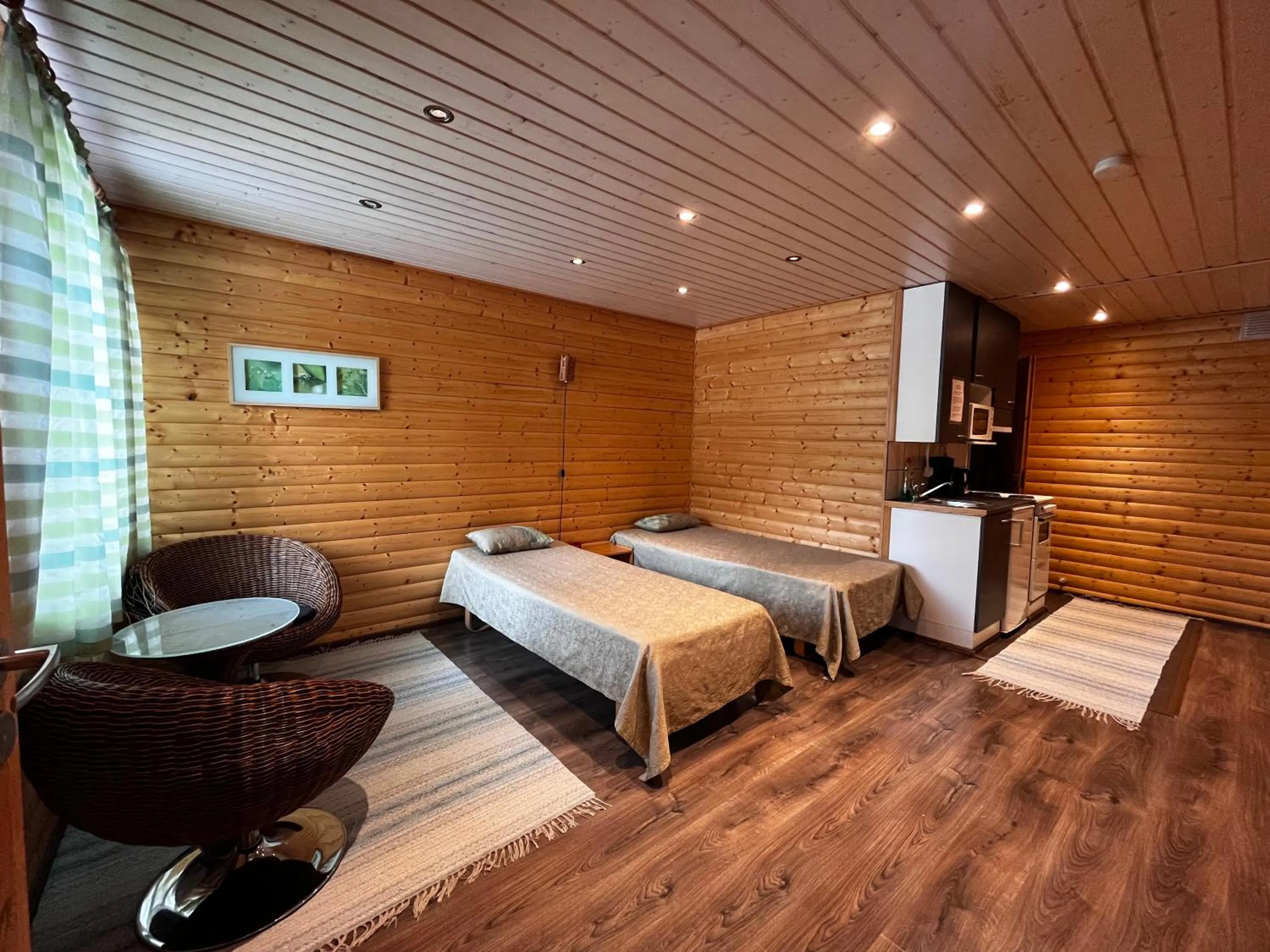 Living room, Bed in Motelli Rovaniemi