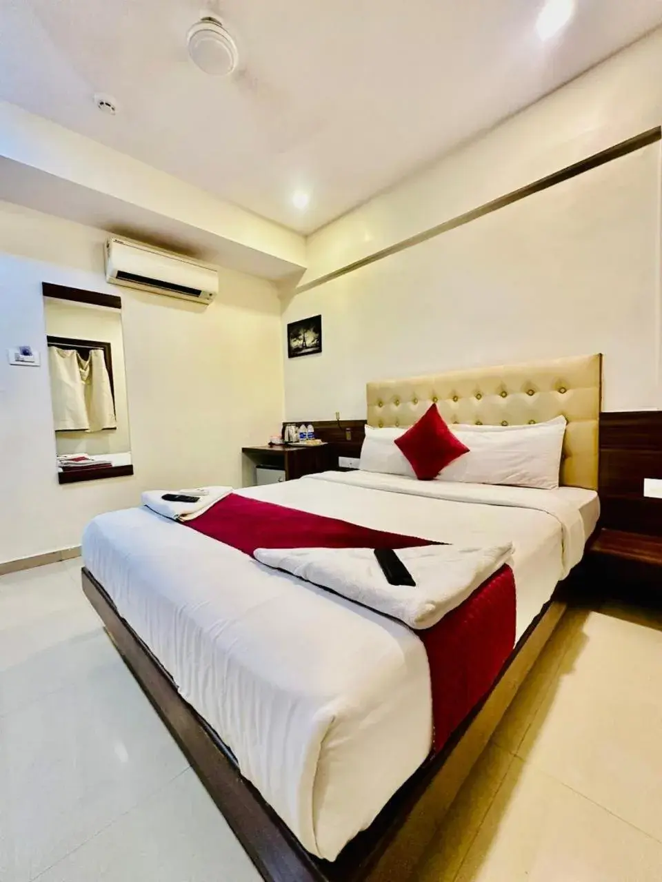 Bedroom, Bed in Hotel Mumbai International Bedroom, Bed in Hotel Mumbai International