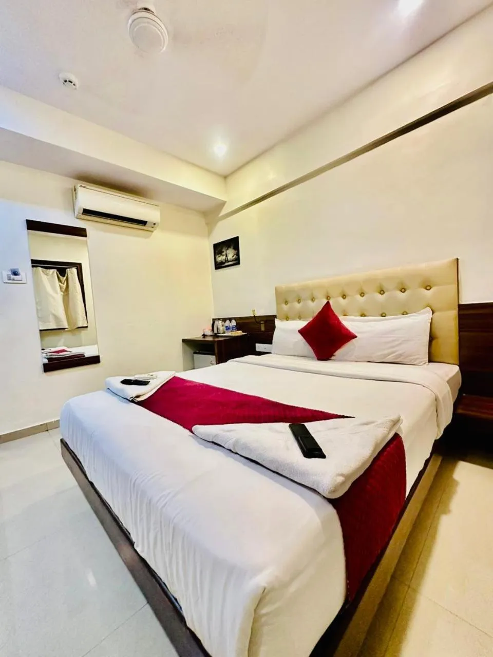 Bedroom, Bed in Hotel Mumbai International
