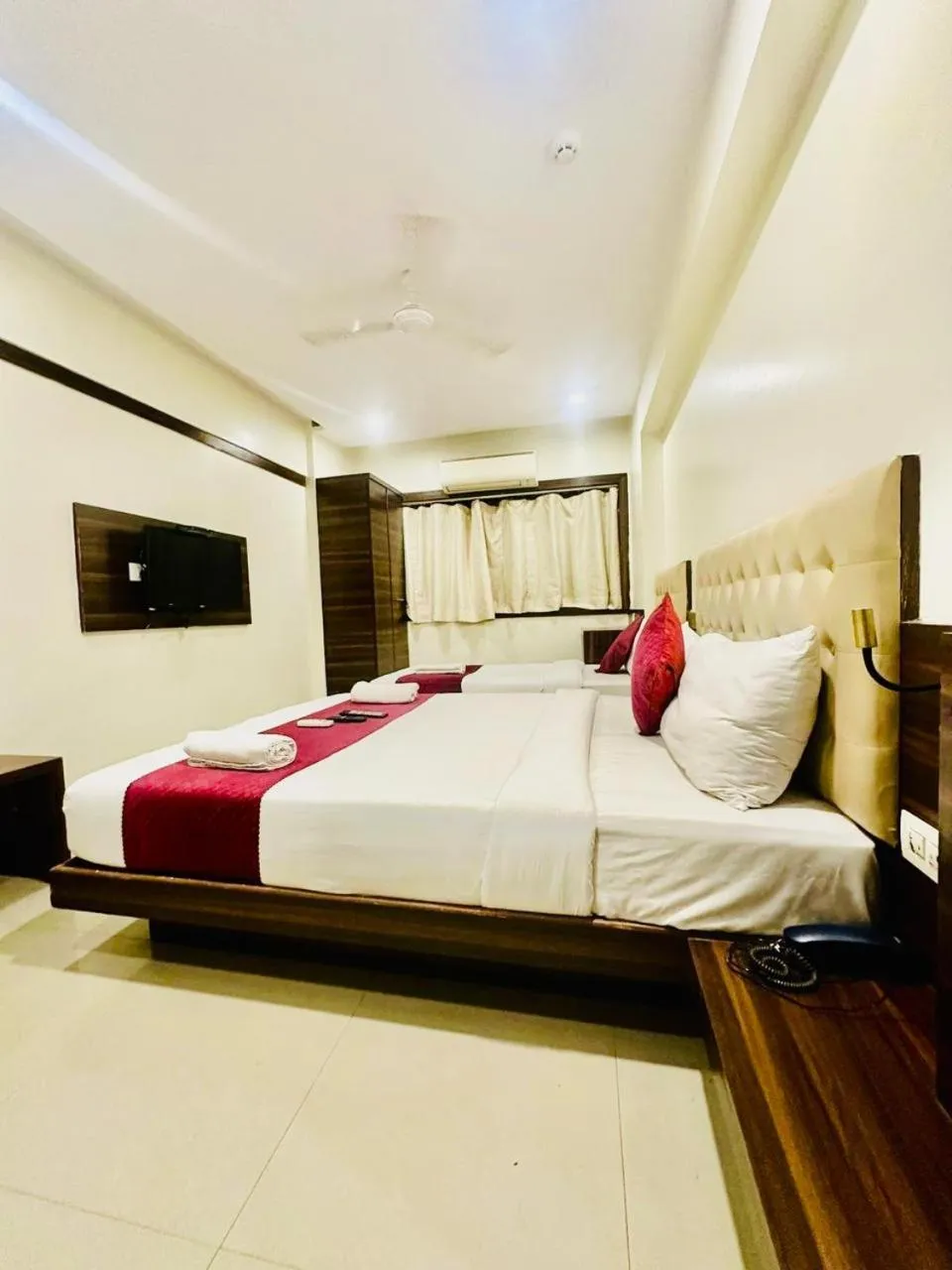 Bedroom, Bed in Hotel Mumbai International