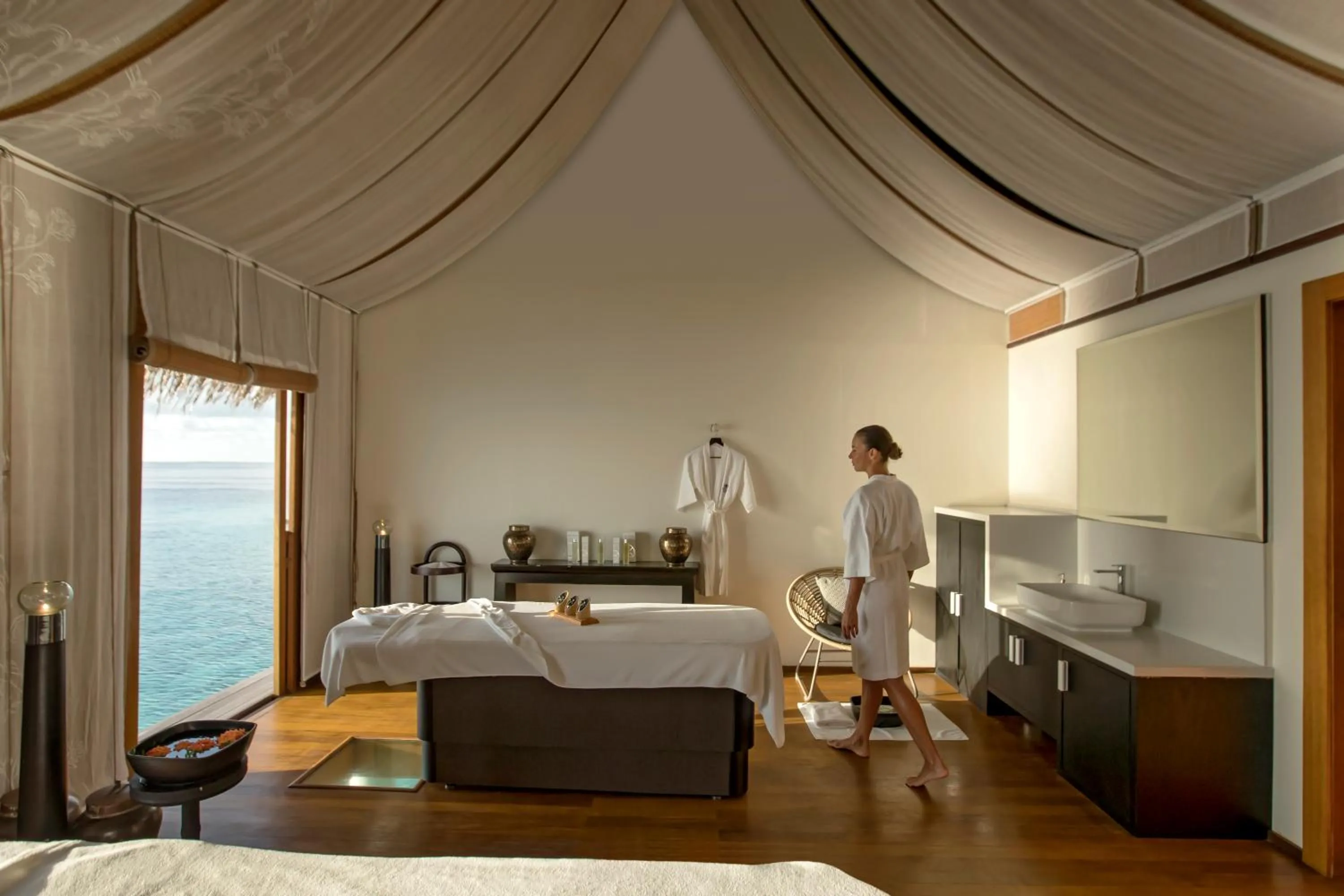 Spa and wellness centre/facilities, Bed in Constance Moofushi Maldives - All Inclusive