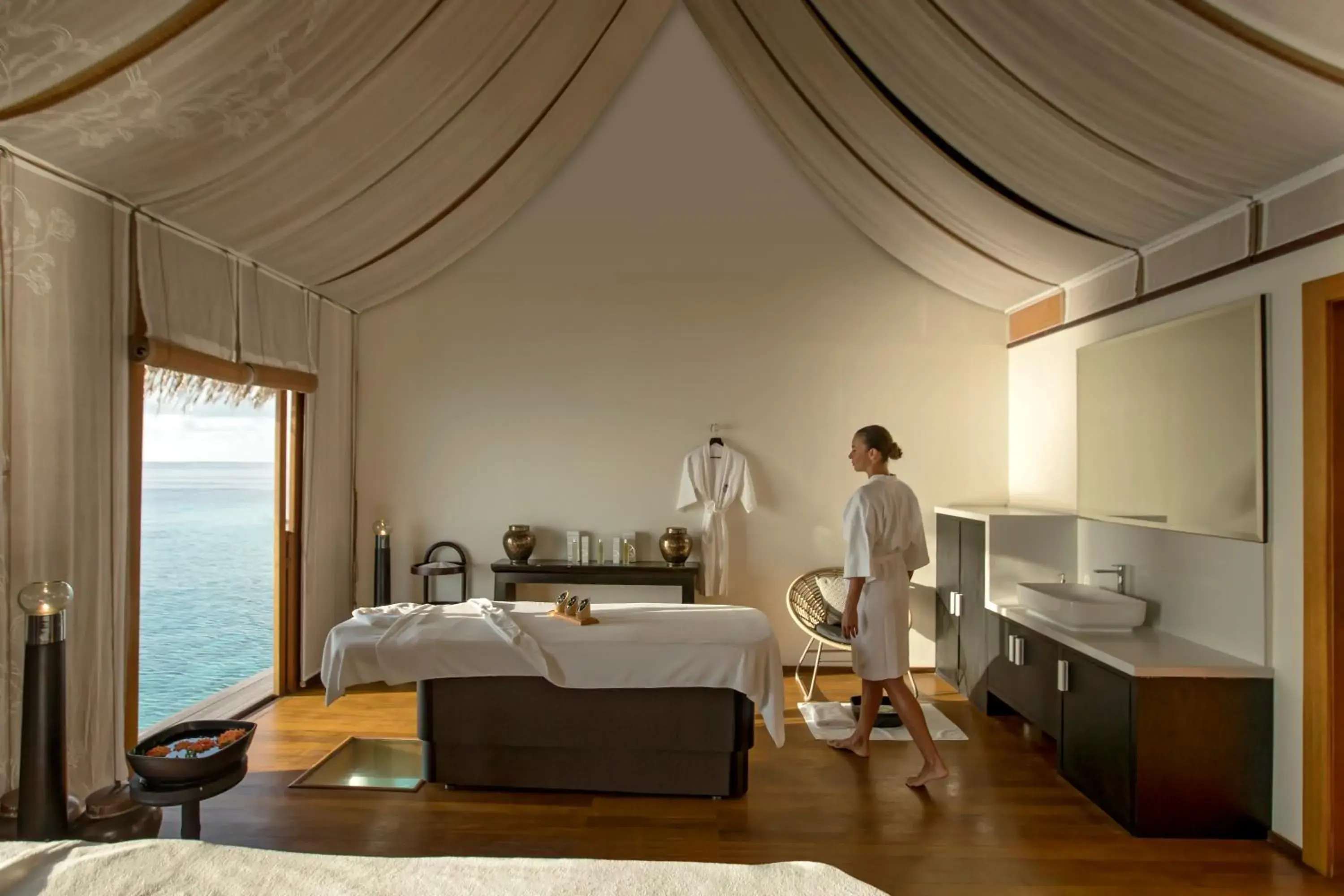 Spa and wellness centre/facilities, Bed in Constance Moofushi Maldives - All Inclusive Spa and wellness centre/facilities, Bed in Constance Moofushi Maldives - All Inclusive