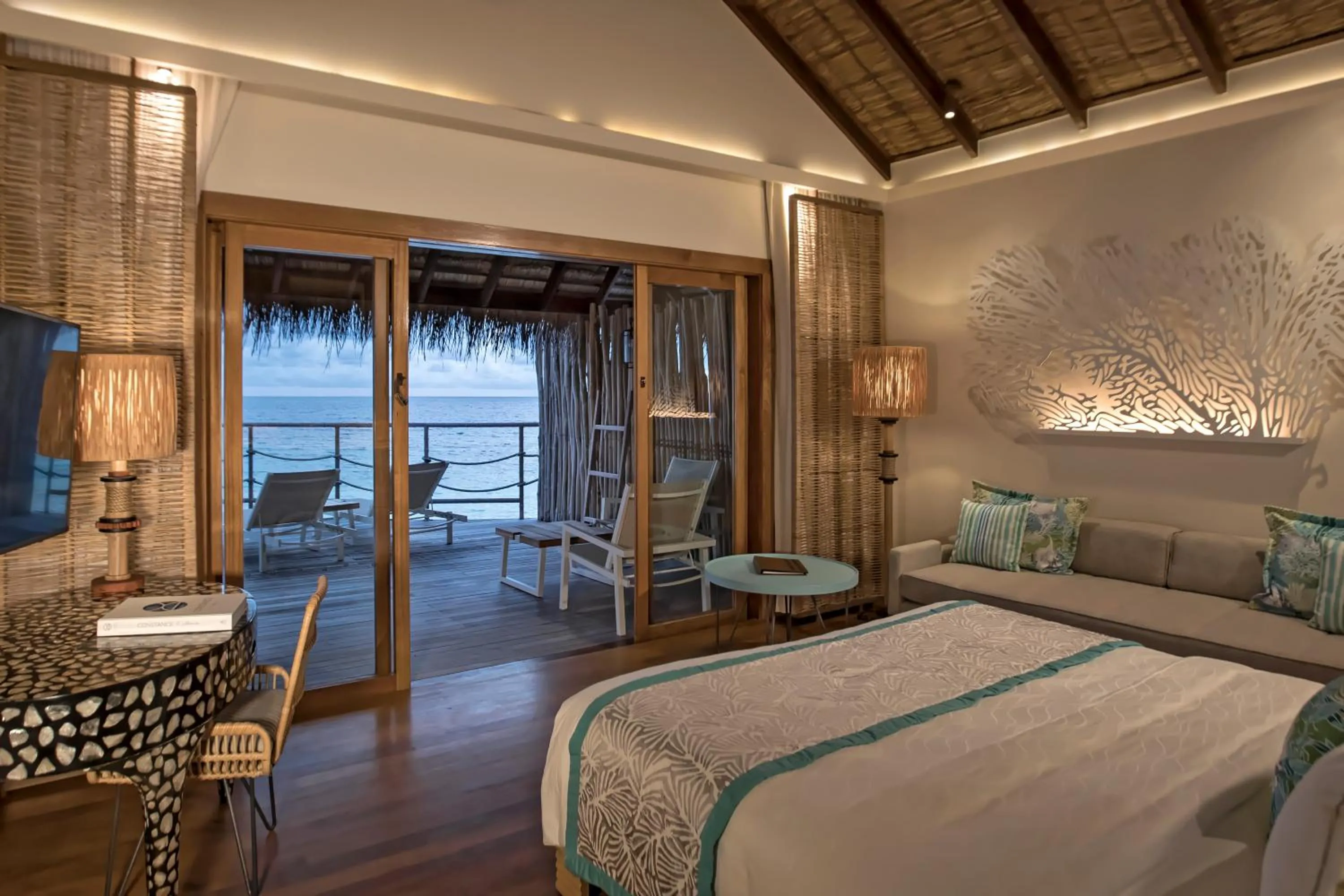 Bed in Constance Moofushi Maldives - All Inclusive